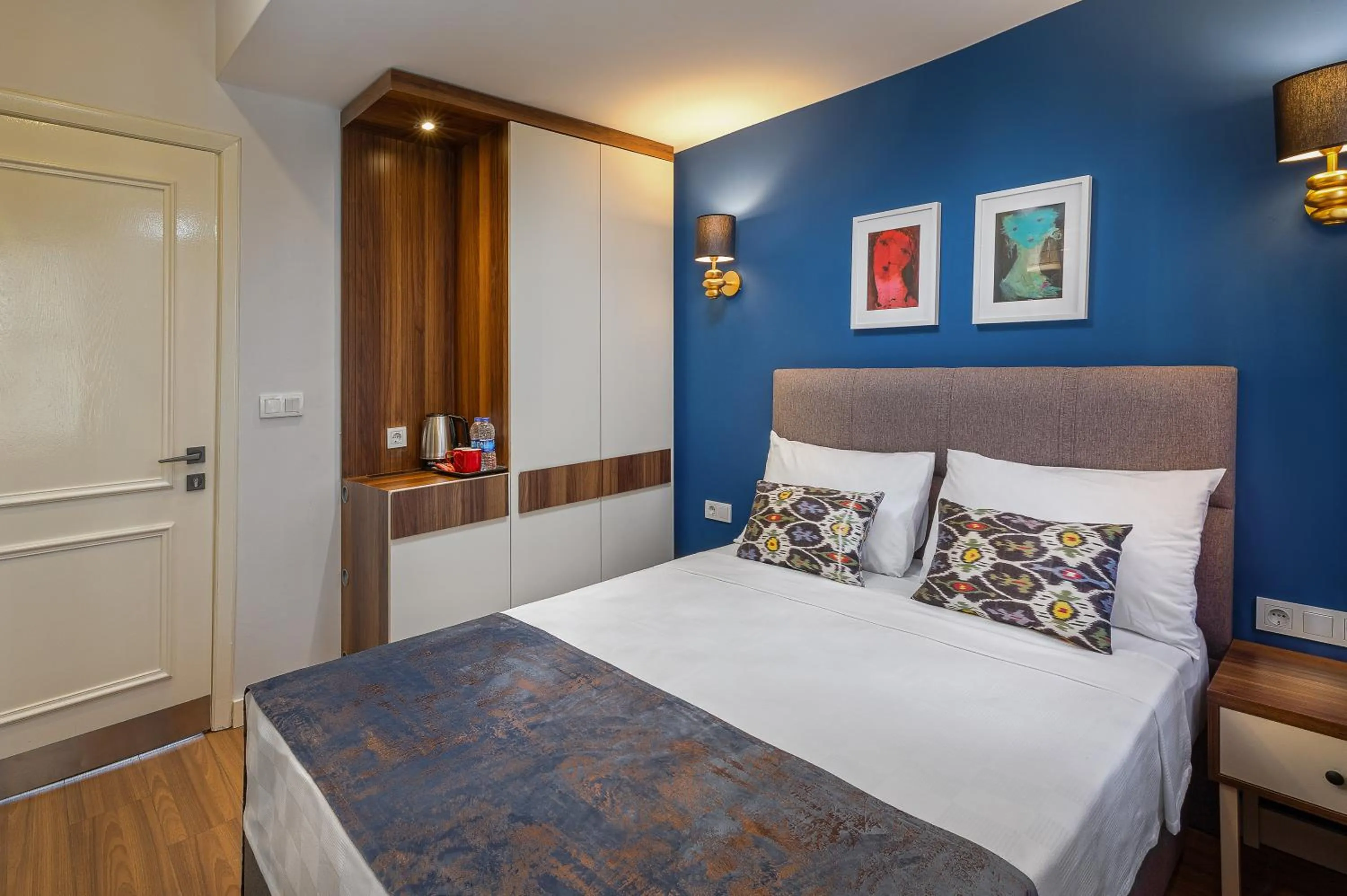 Photo of the whole room, Bed in Mono Hotel