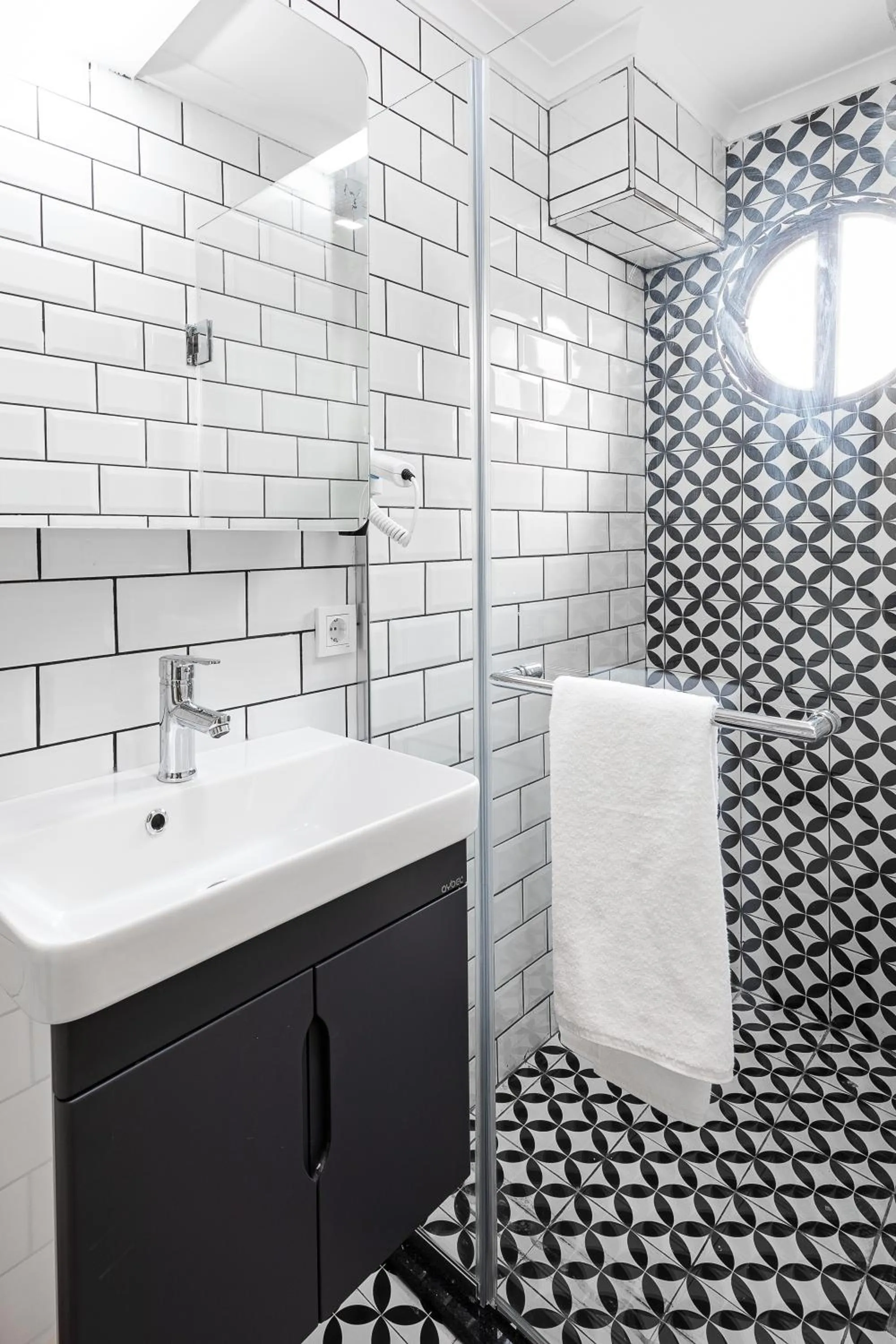 Shower in Mono Hotel