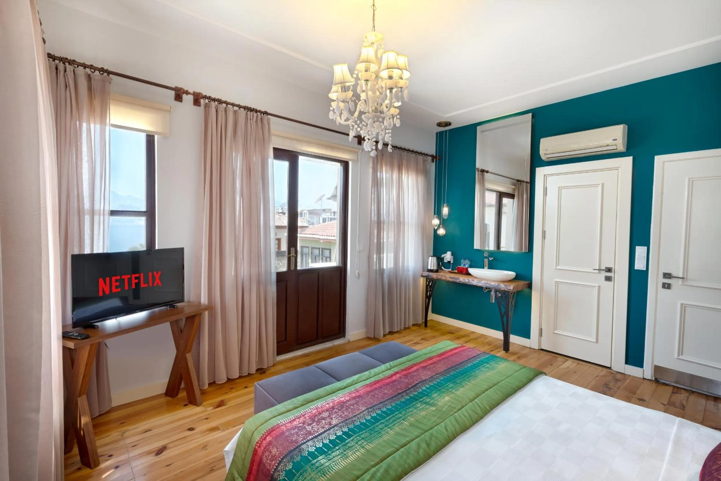 TV and multimedia, Bed in Mono Hotel