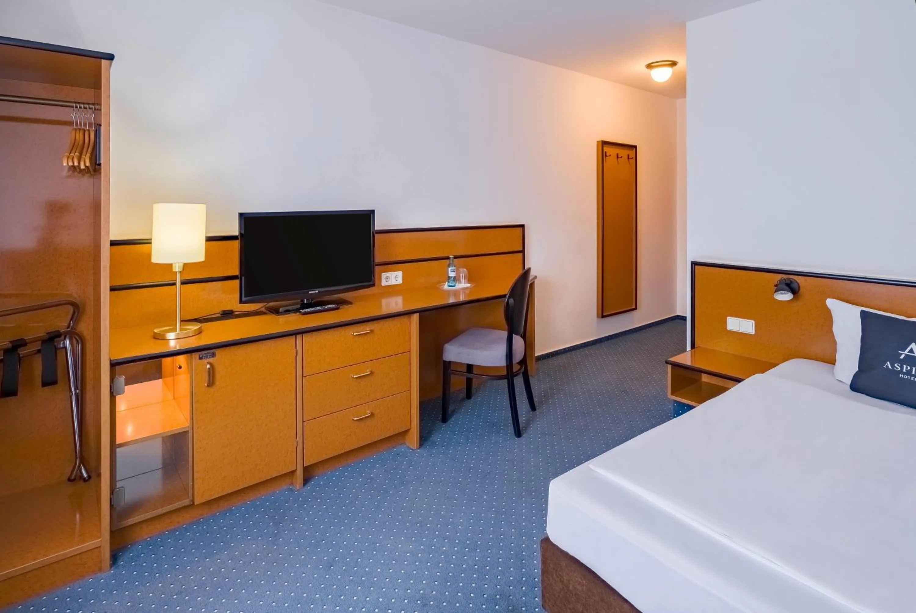Photo of the whole room, Bed in Aspire Frankfurt Airport, Trademark Collection by Wyndham