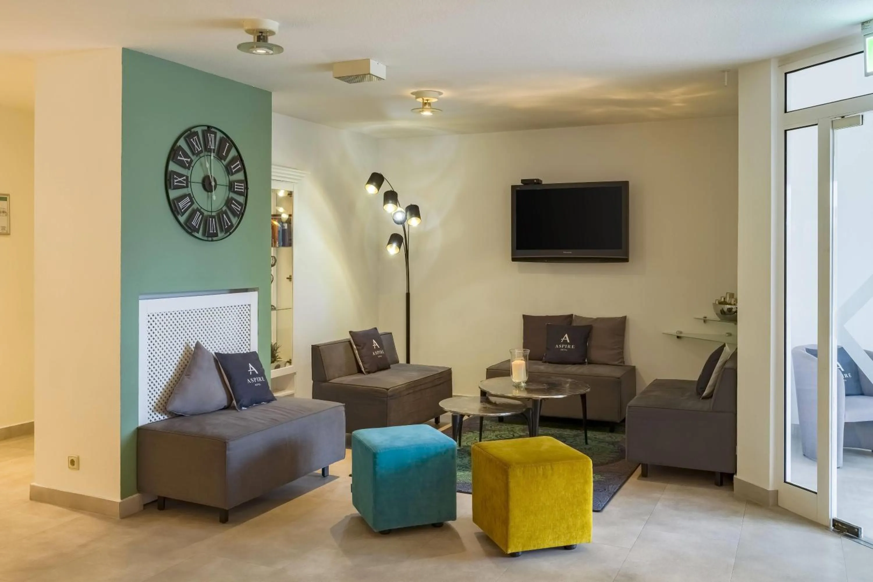 Lounge or bar in Aspire Frankfurt Airport, Trademark Collection by Wyndham