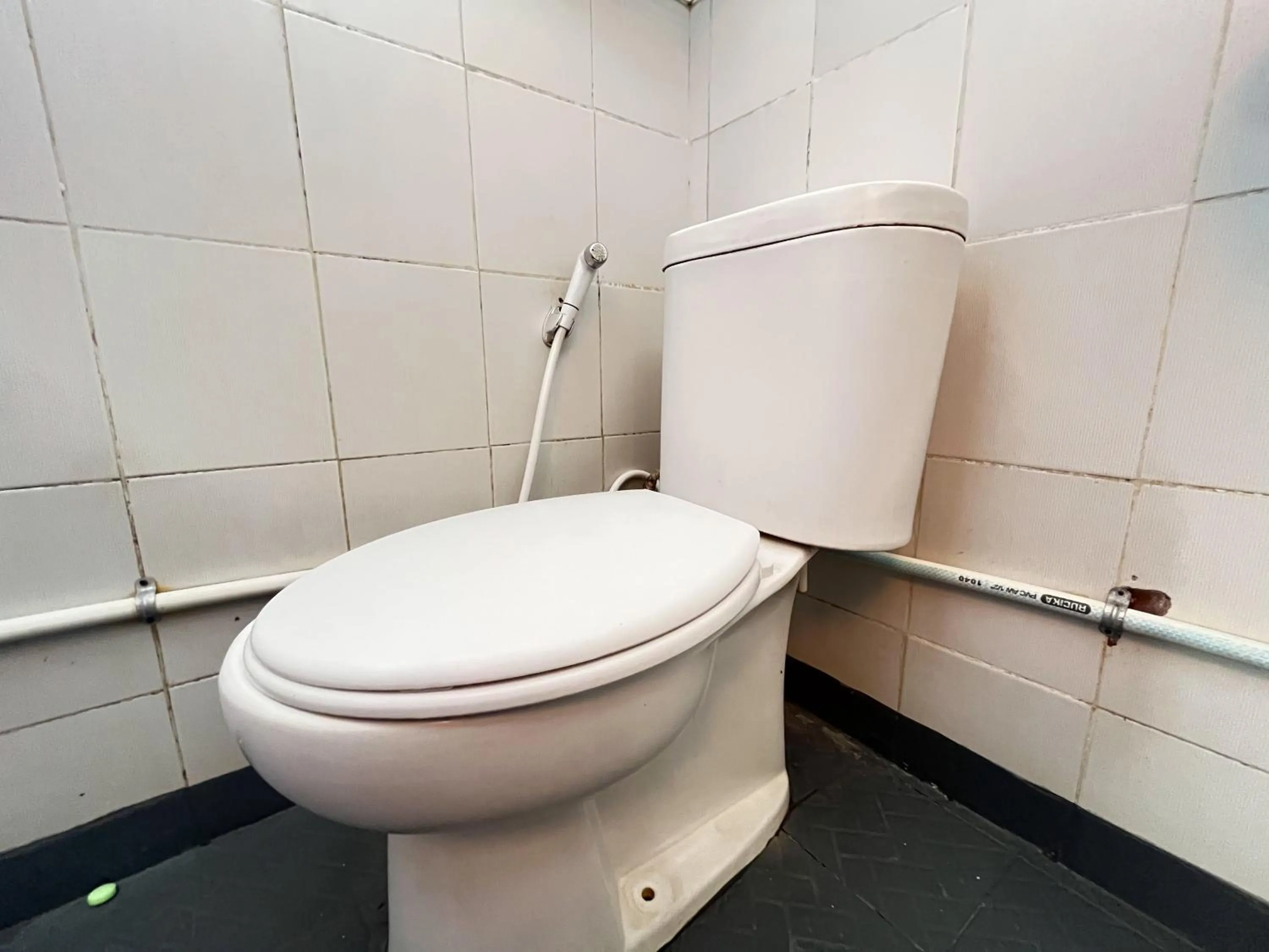 Bathroom in RedDoorz Syariah at Falisha UMY