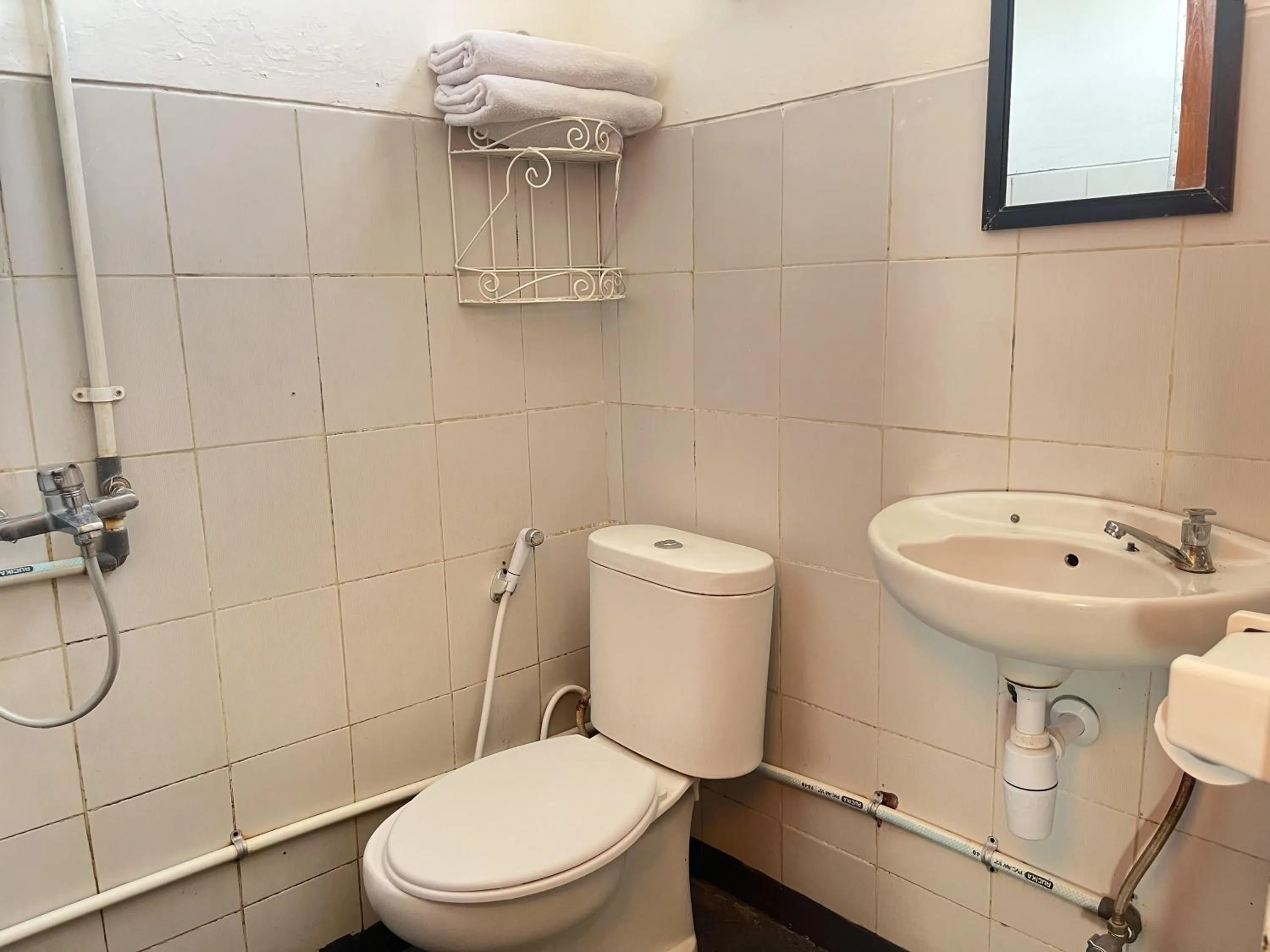 Bathroom in RedDoorz Syariah at Falisha UMY