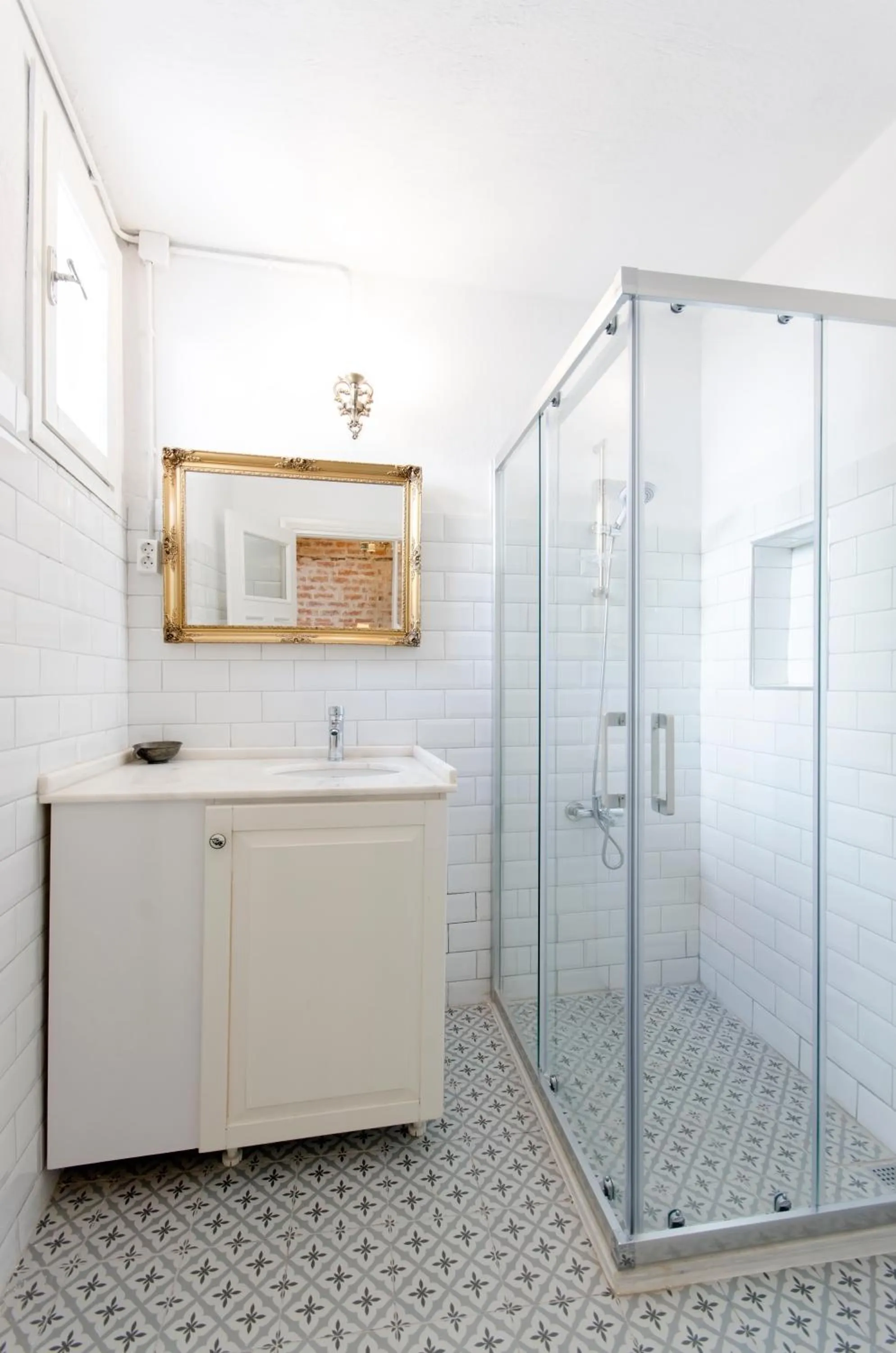 Shower in Iconic Stone Houses
