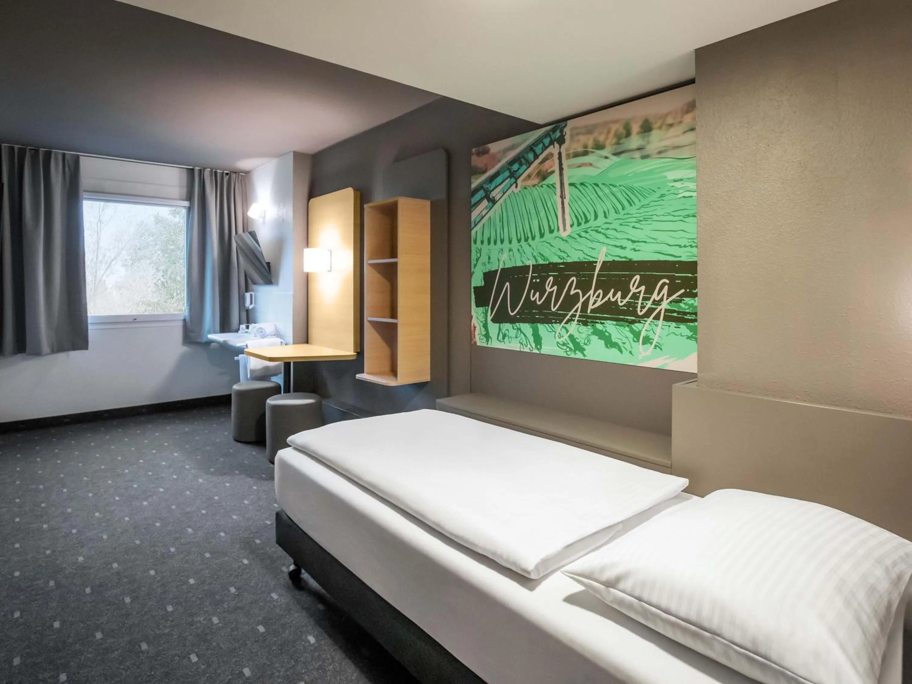 Bed in B&B HOTEL Würzburg-Ost