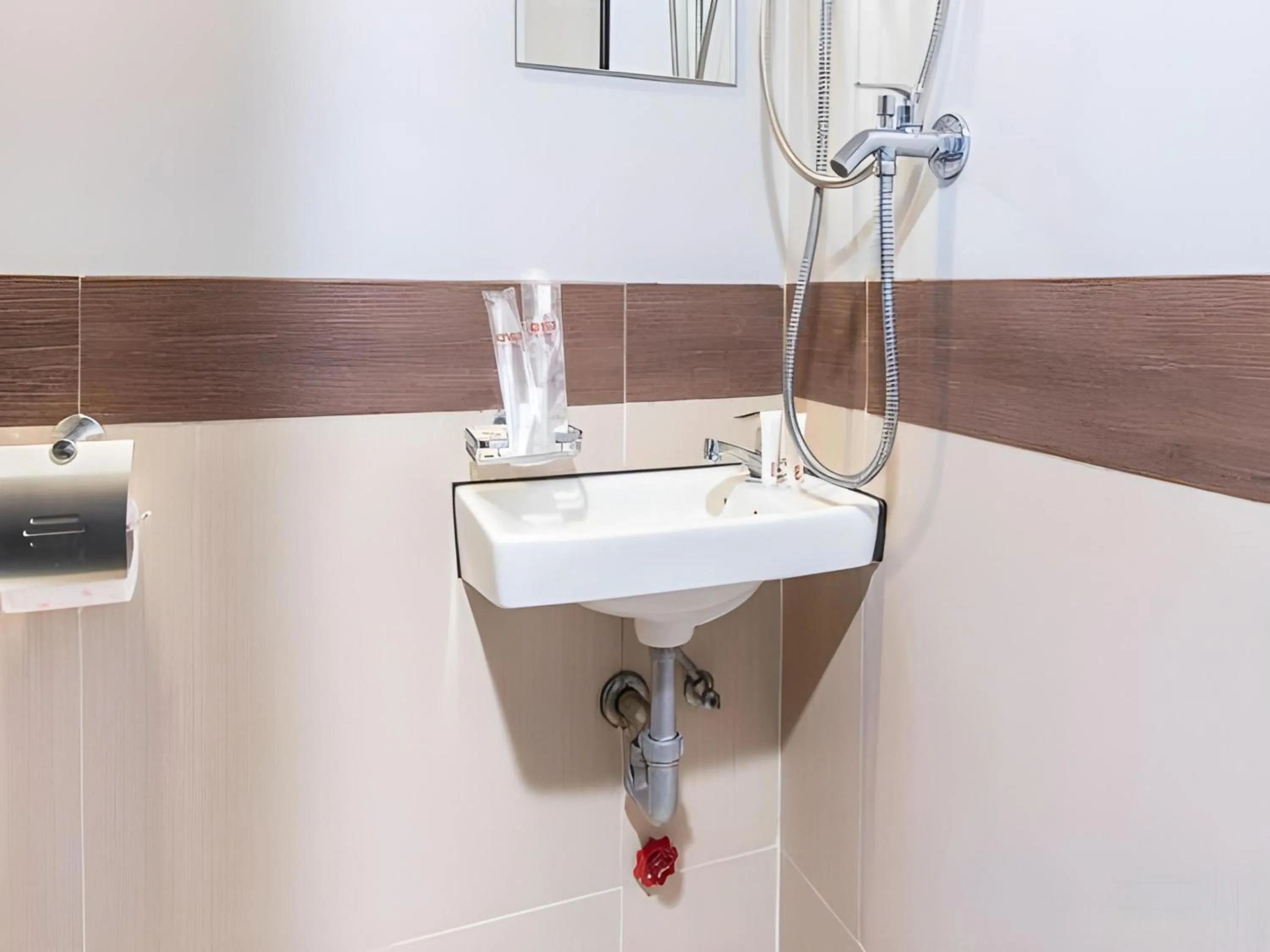 Bathroom in OYO 563 Mytown New York