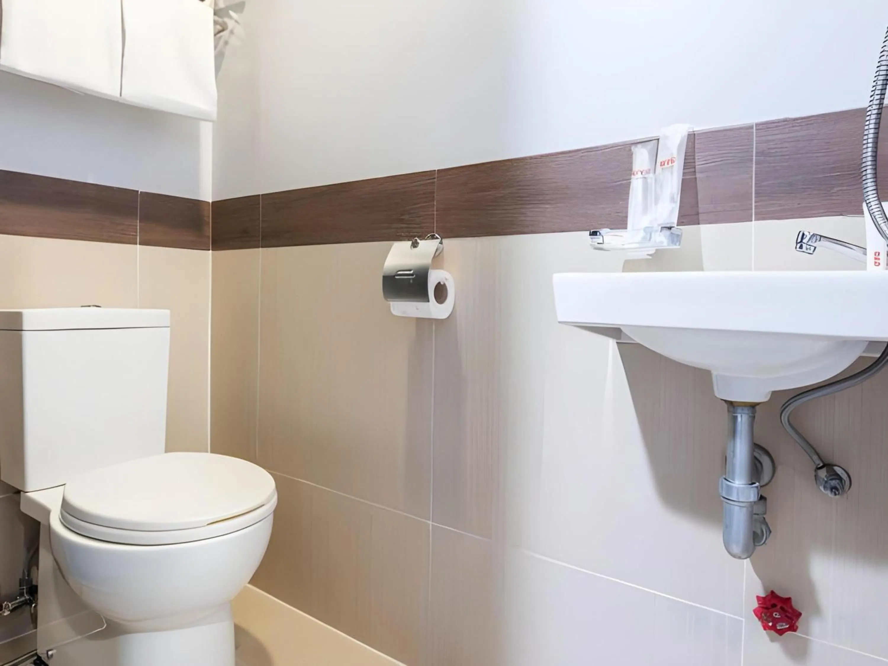 Bathroom in OYO 563 Mytown New York