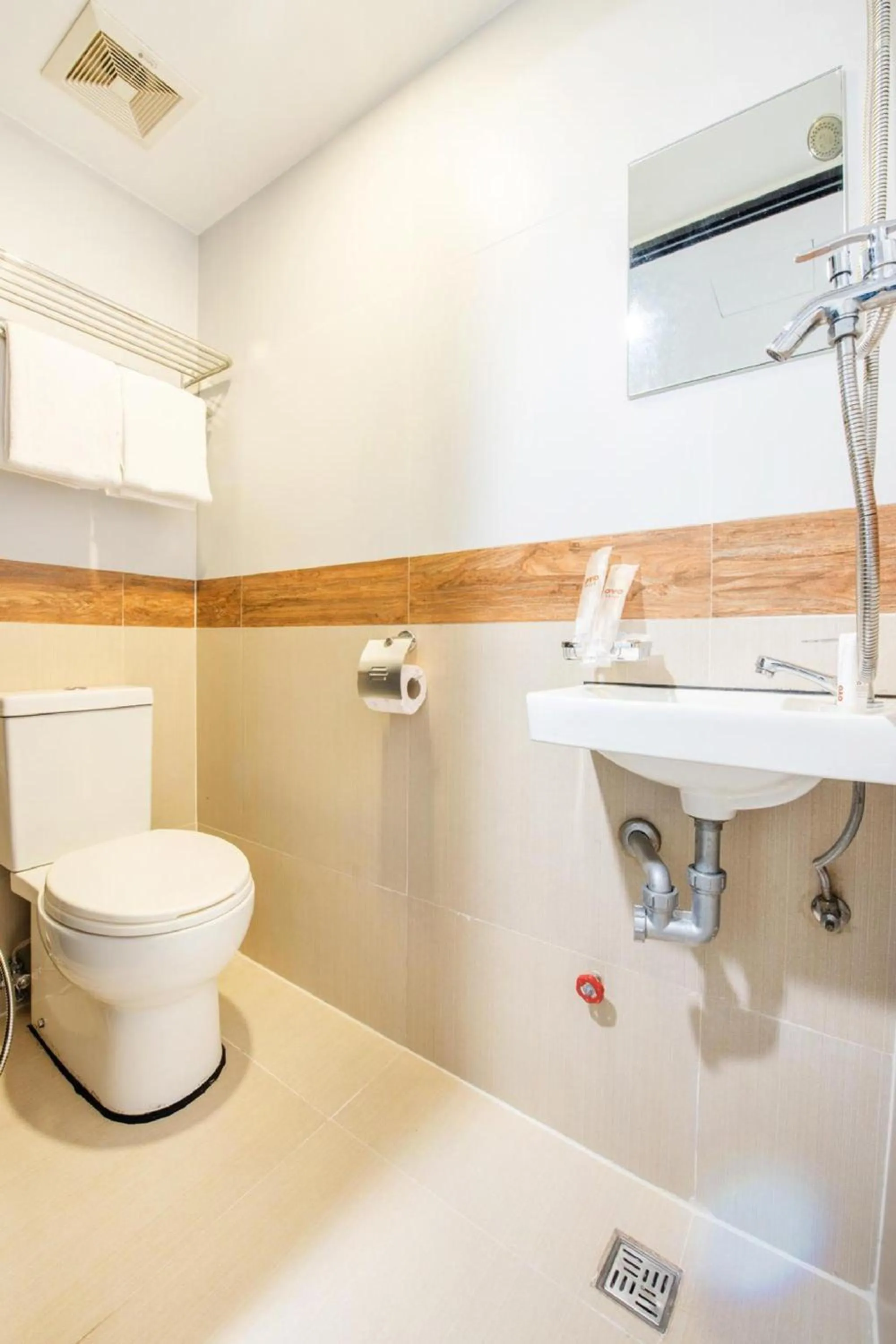 Bathroom in OYO 563 Mytown New York