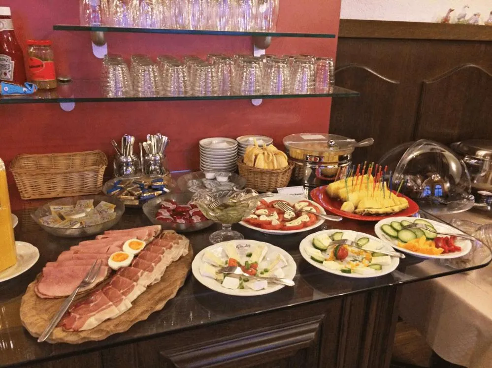 Food in Hotel Grader