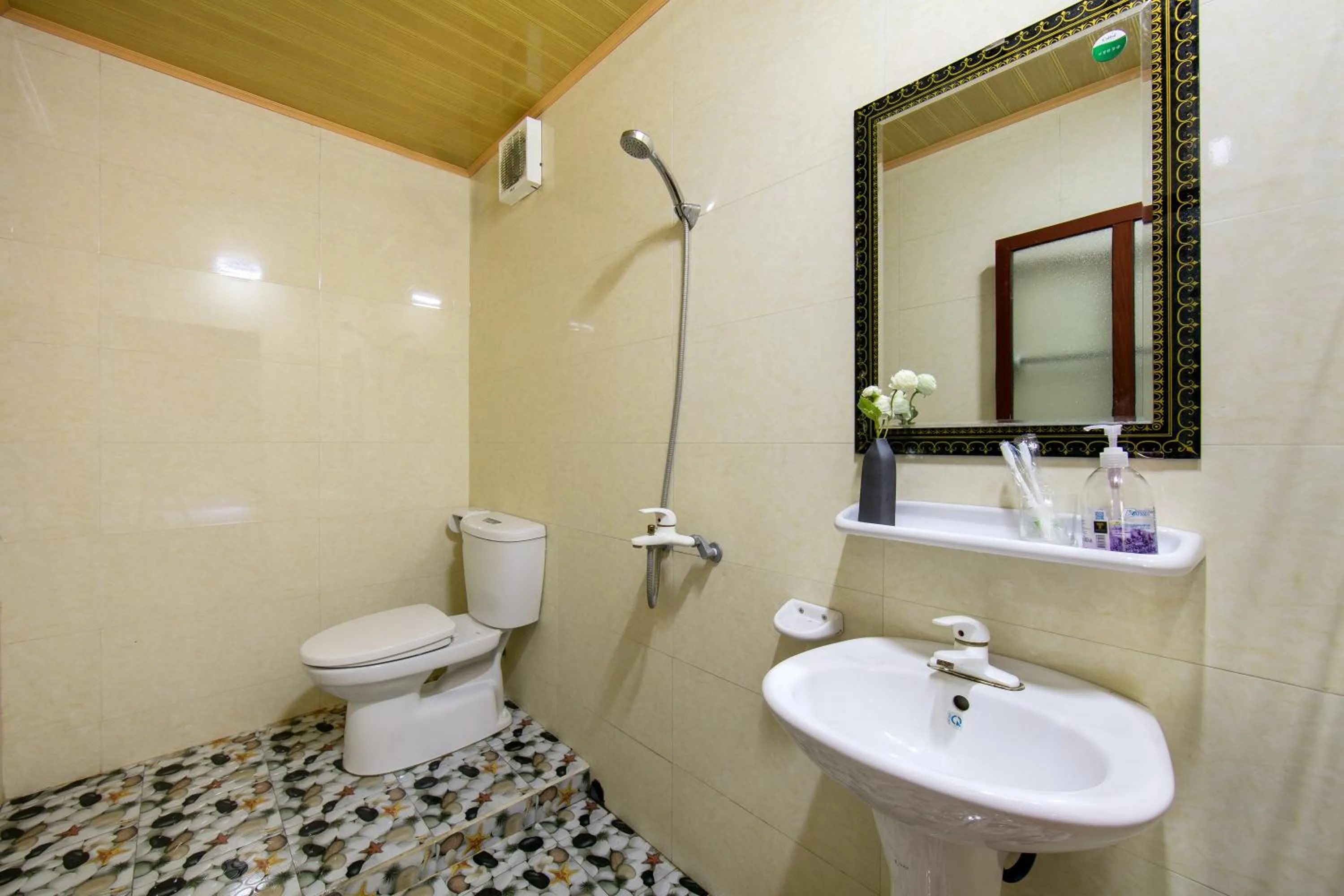 Shower in Lan Homestay
