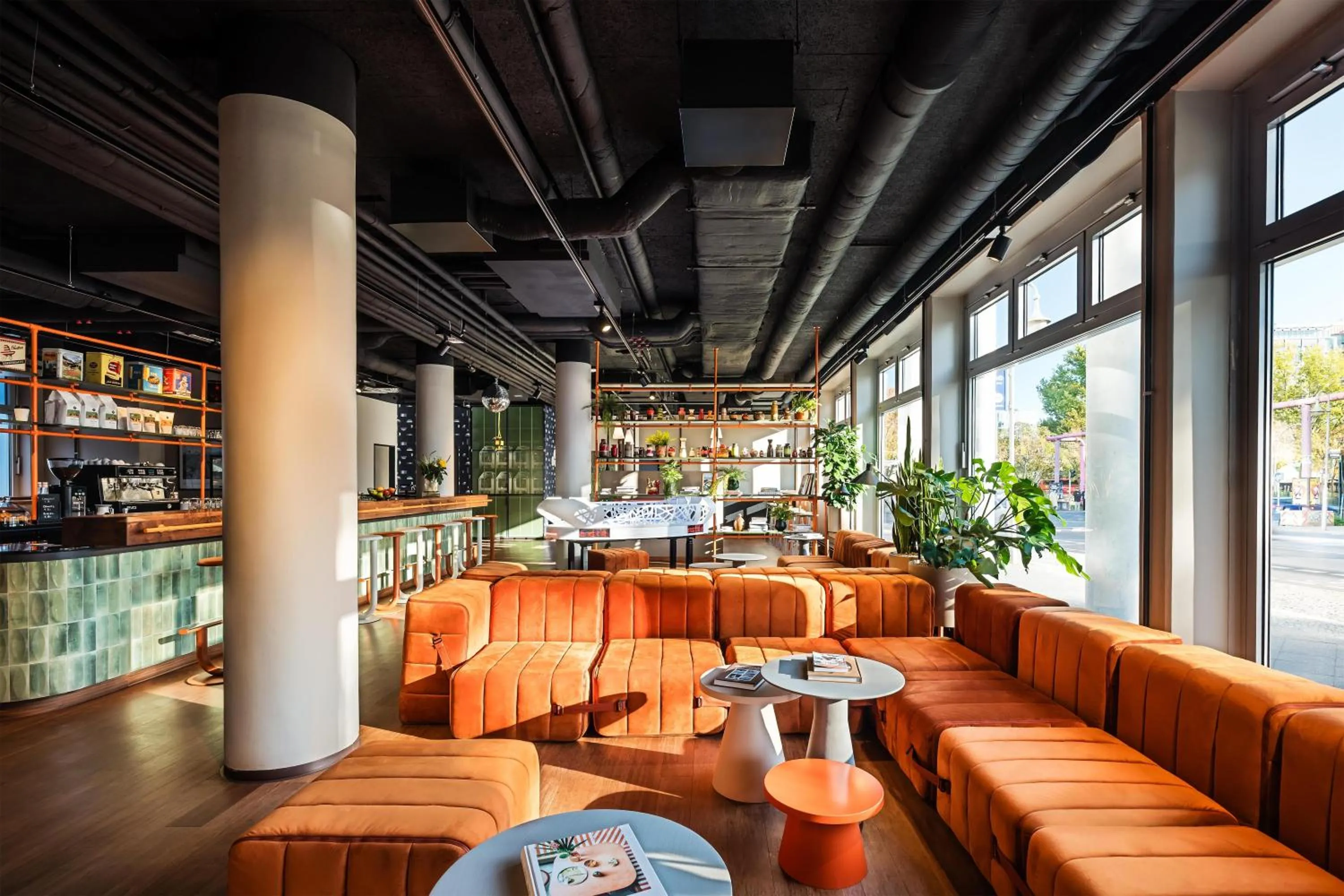 Lounge or bar in Me and All Hotel Berlin East Side, by Hyatt