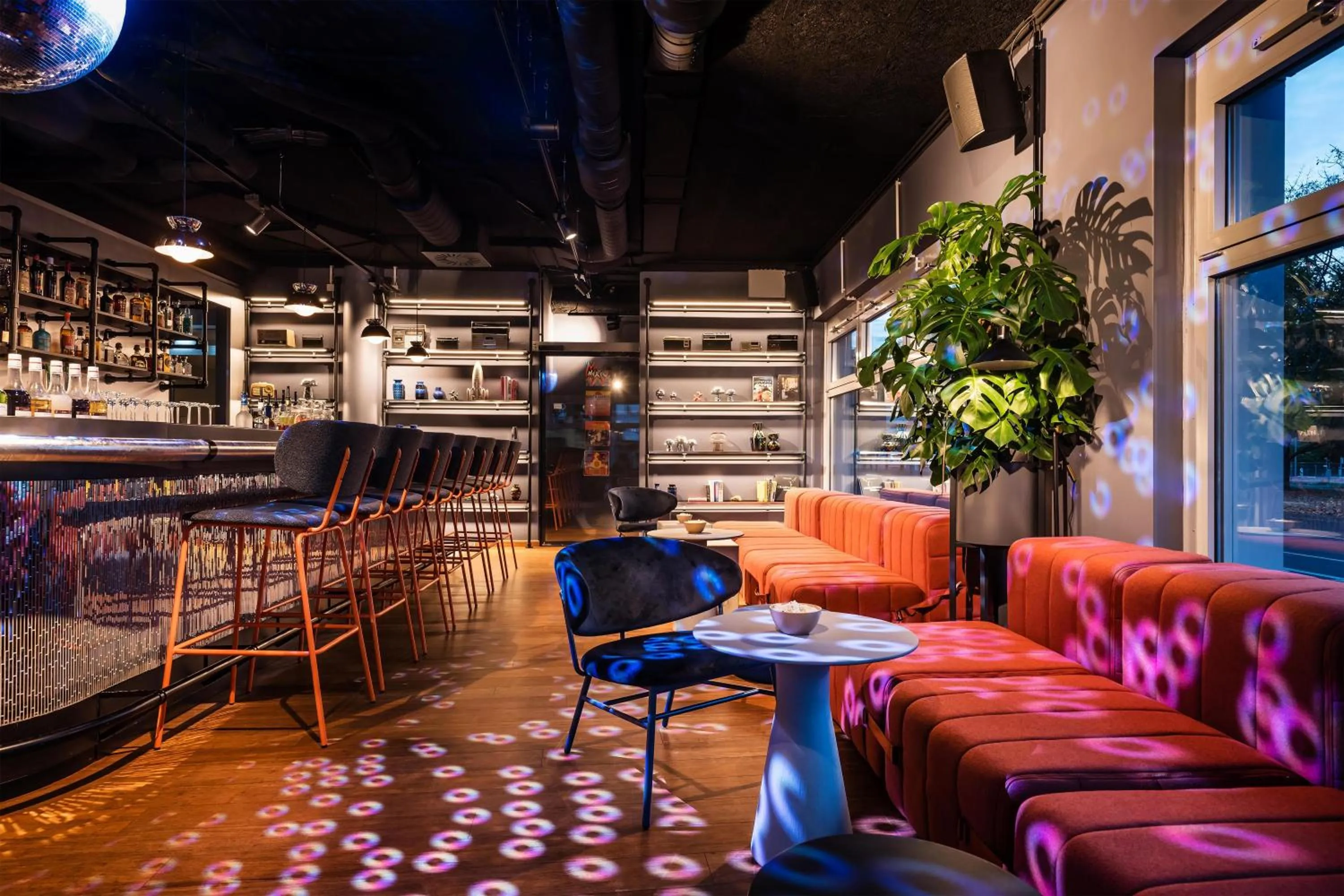 Lounge or bar in Me and All Hotel Berlin East Side, by Hyatt