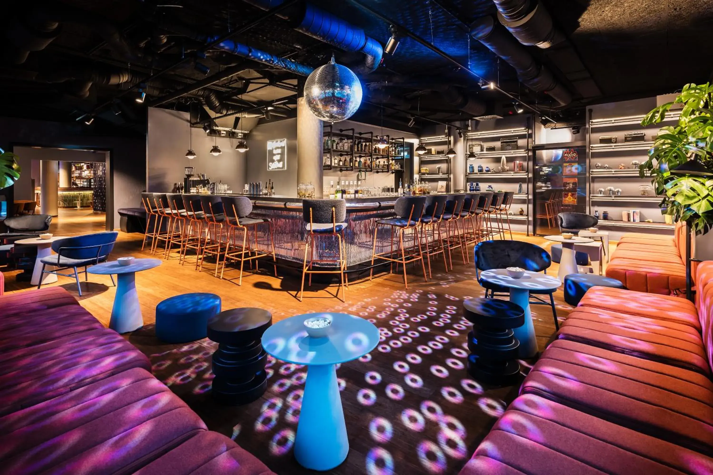 Lounge or bar in Me and All Hotel Berlin East Side, by Hyatt - NEW OPENING Lounge or bar in Me and All Hotel Berlin East Side, by Hyatt - NEW OPENING