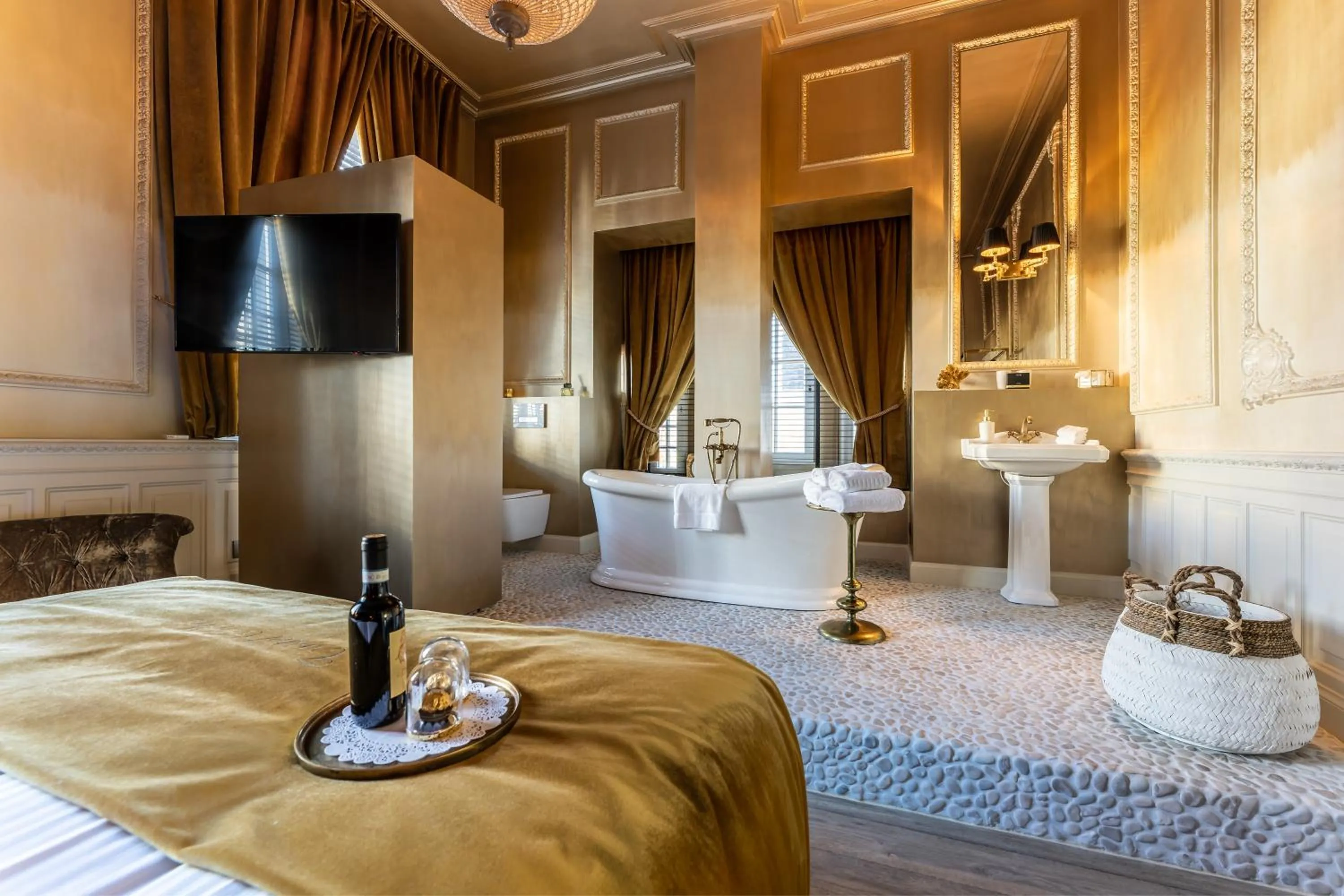 Toilet, Bed in Castelsuites