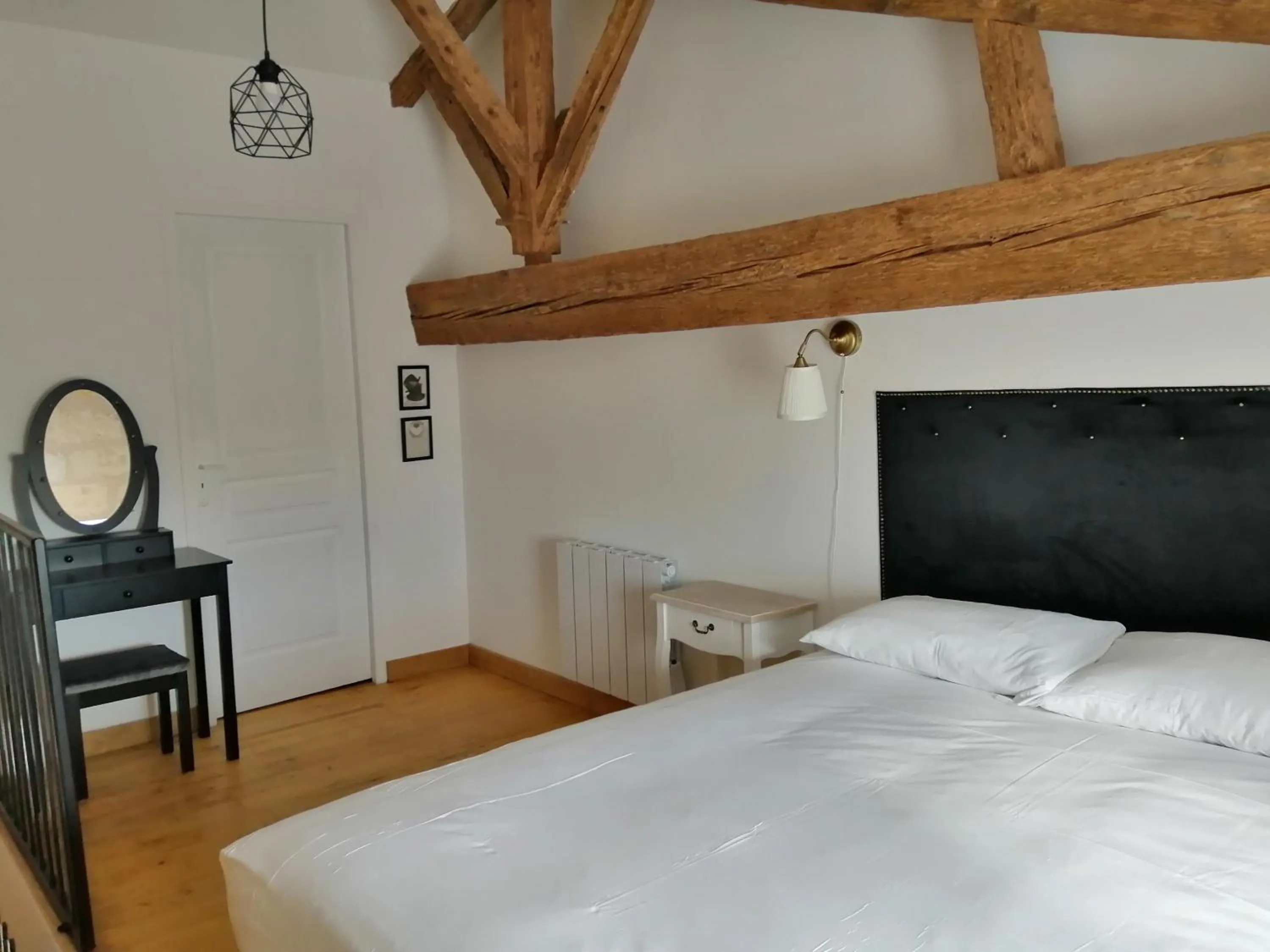 Photo of the whole room, Bed in Domaine du chauvet