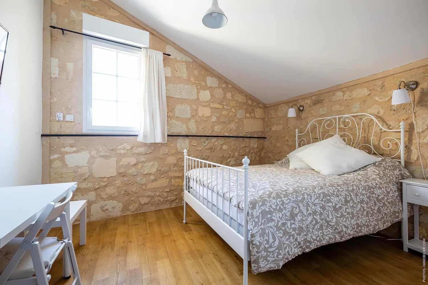 Photo of the whole room, Bed in Domaine du chauvet