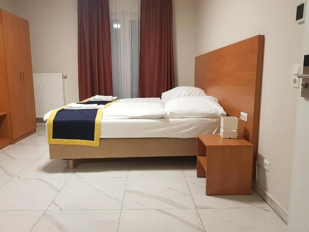 Bedroom, Bed in Hotel Emiliana am Bahnhof