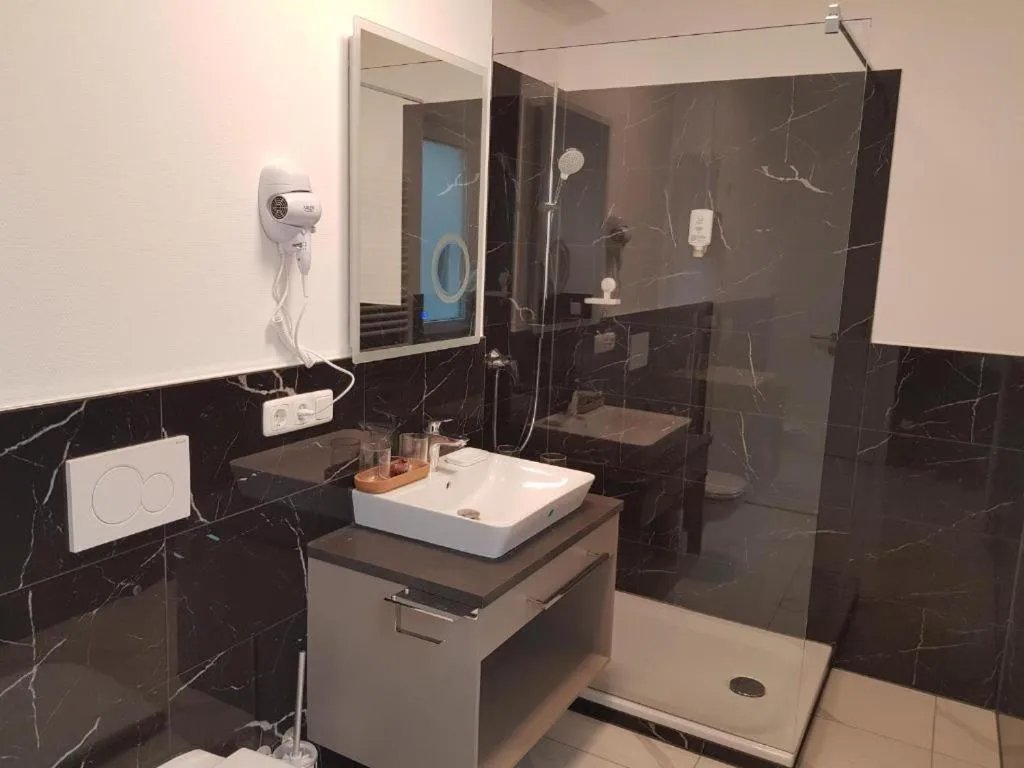 Bathroom in Hotel Emiliana am Bahnhof