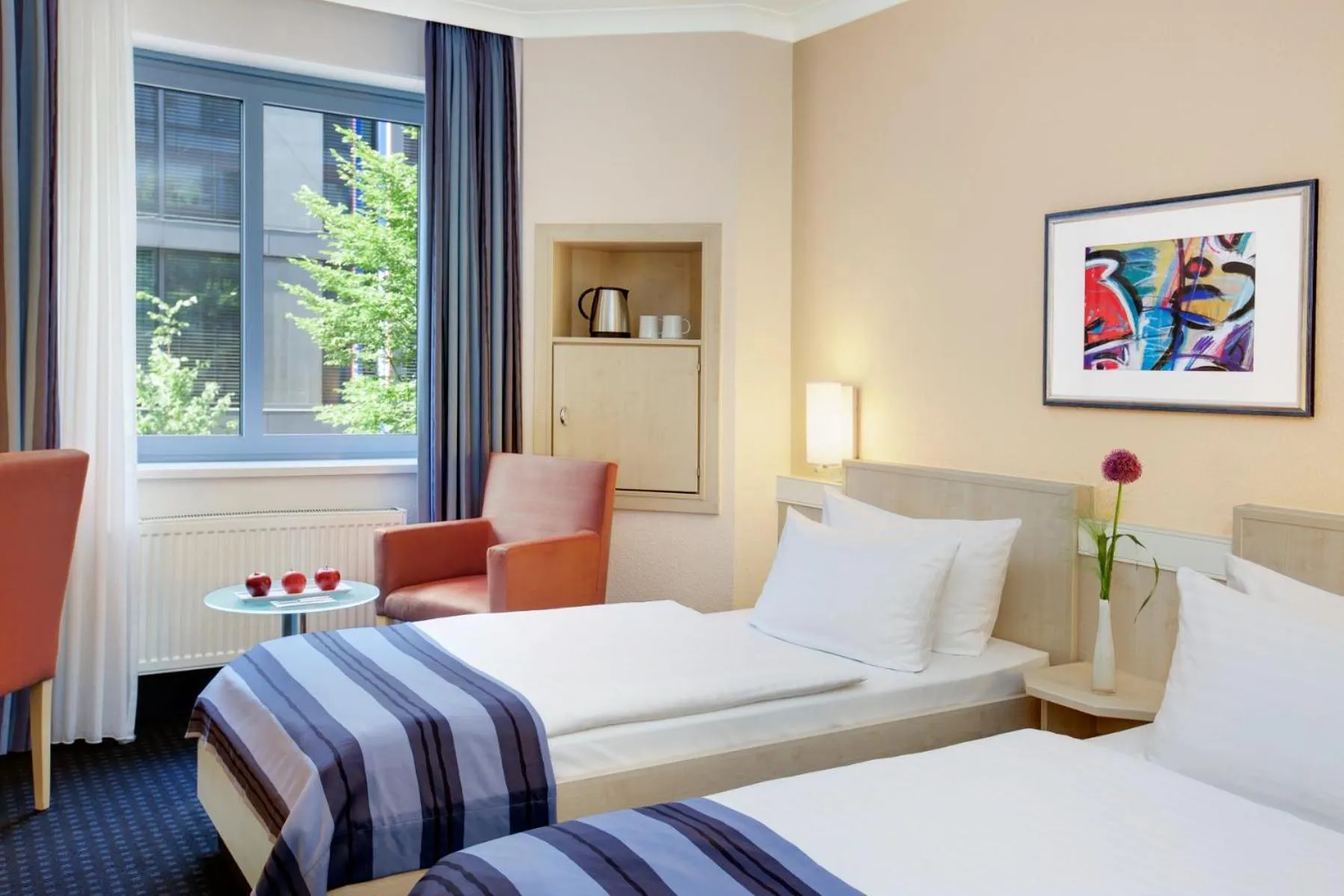 Photo of the whole room, Bed in IntercityHotel Nürnberg