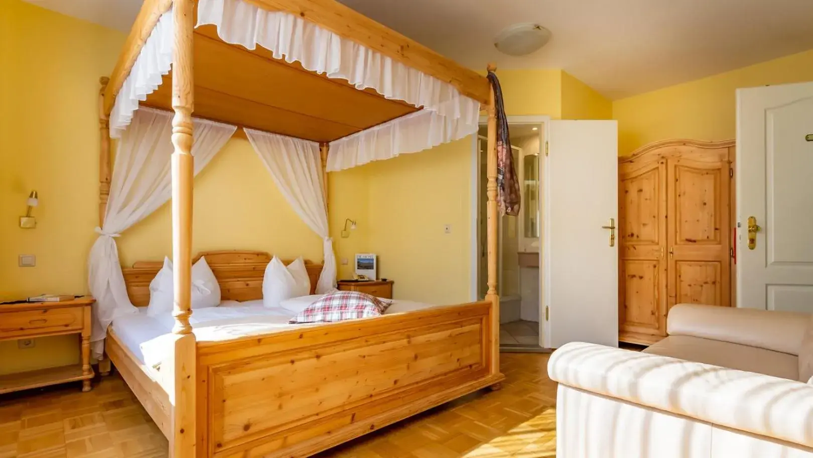 Double Room in Hotel Villa Tummelchen Double Room in Hotel Villa Tummelchen