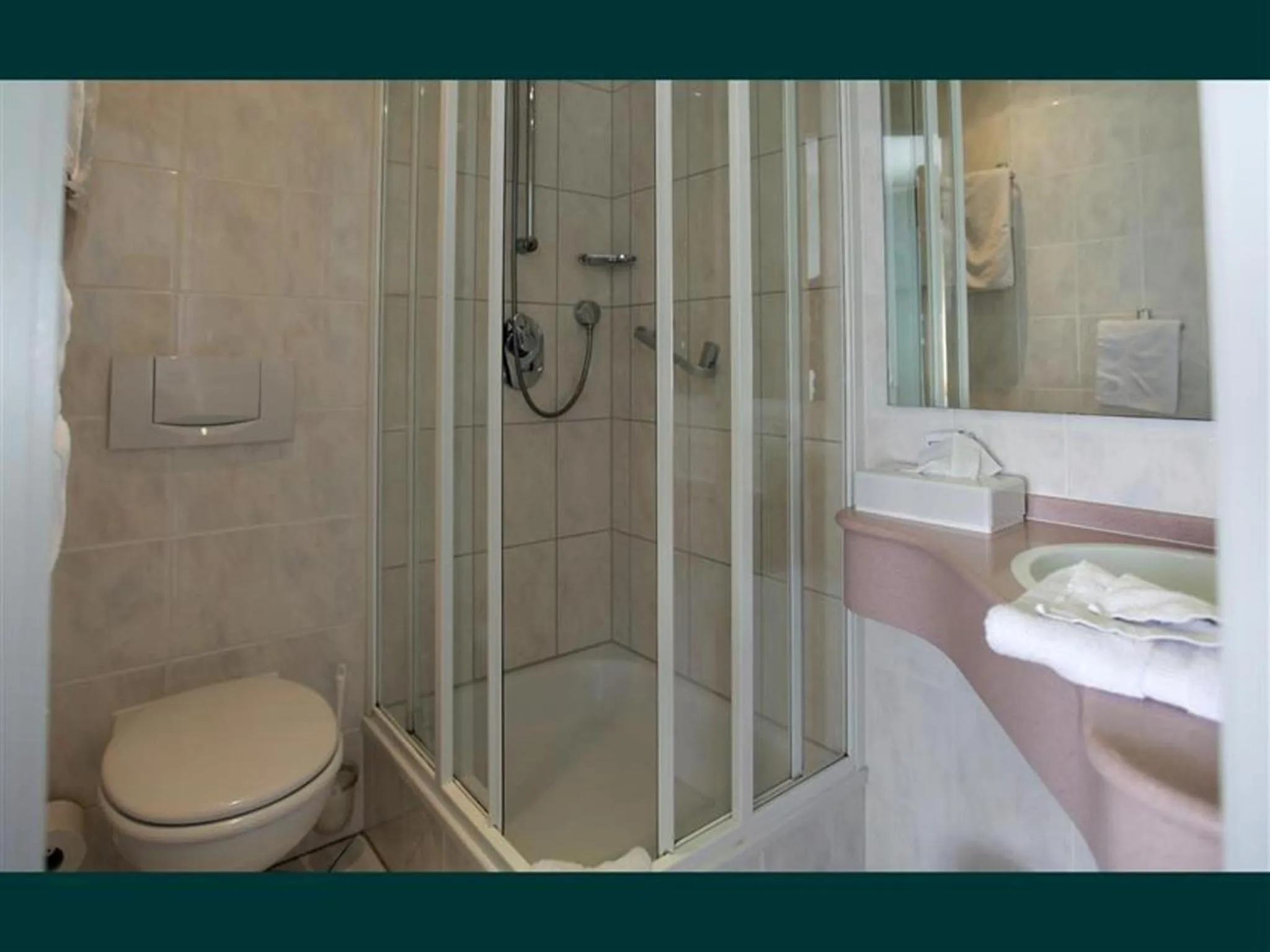 Shower in Hotel Villa Tummelchen