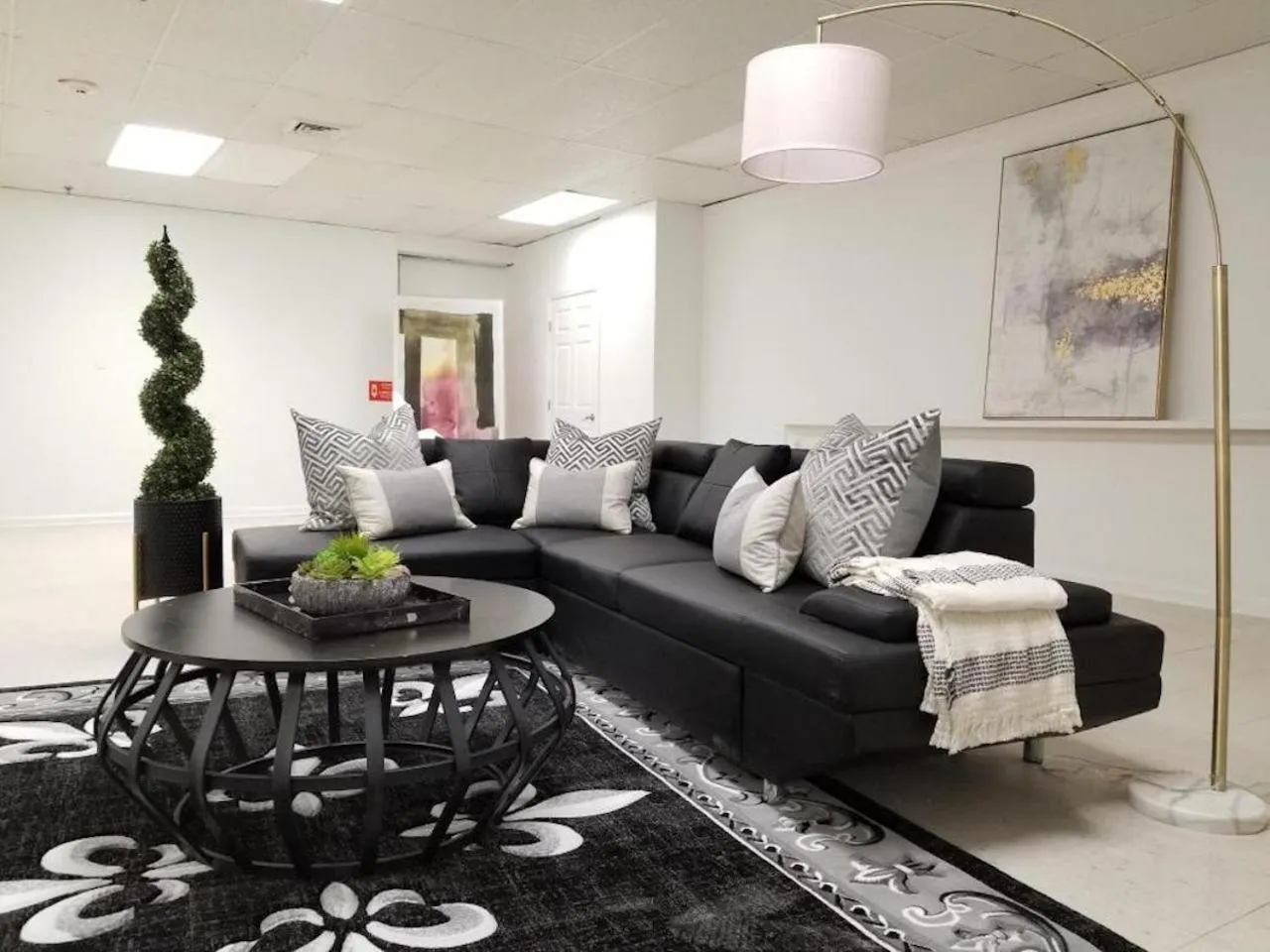 Living room in 9BR-SLEEPS 19. Amazing Deal!!