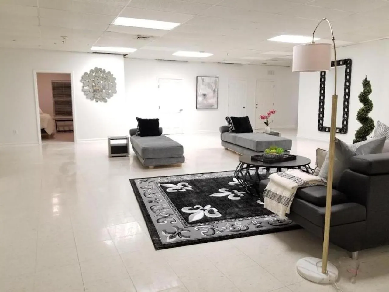 Living room in 9BR-SLEEPS 19. Amazing Deal!!