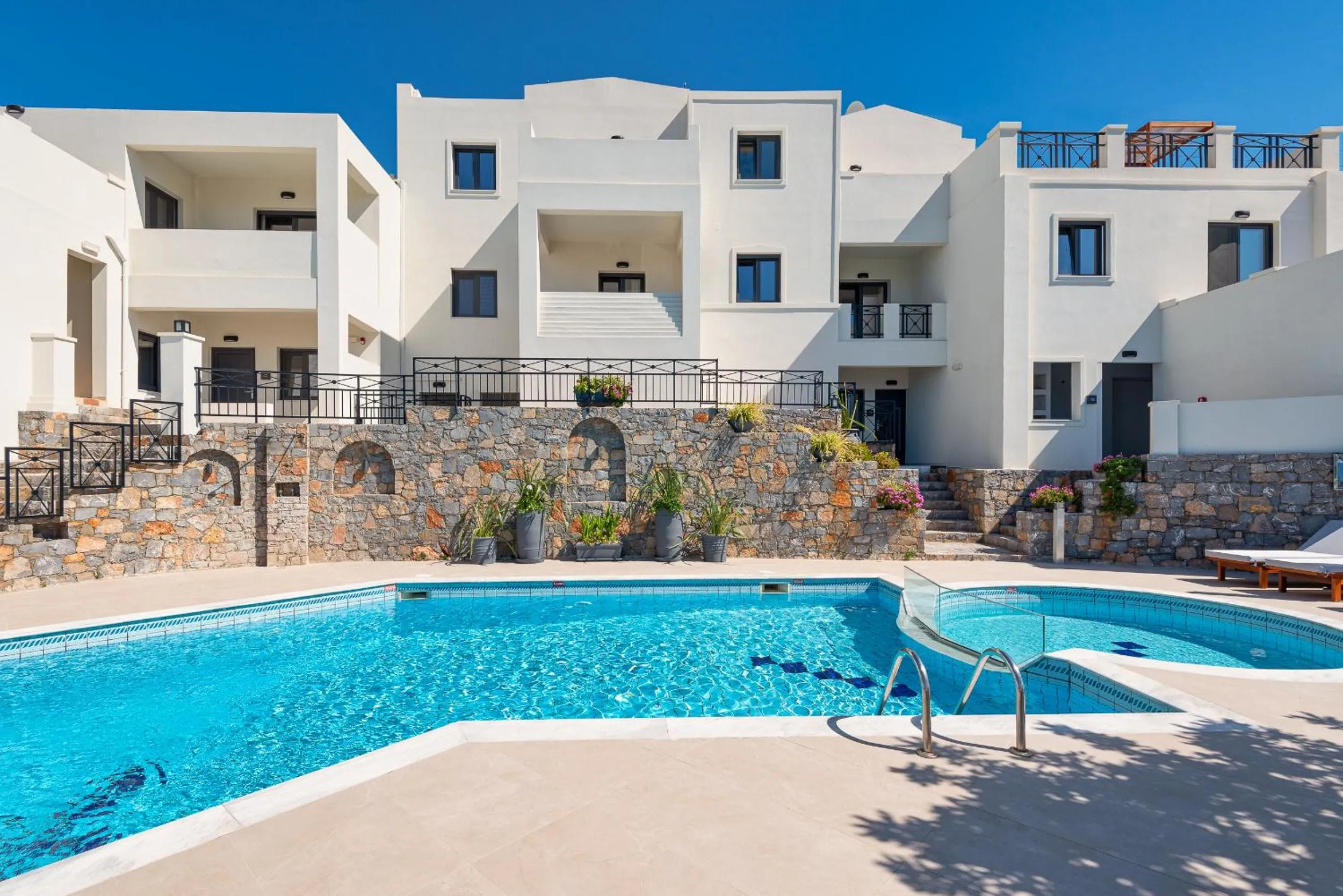 Swimming pool in Minois Boutique Hotel