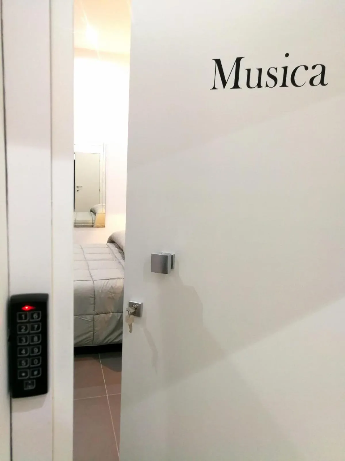 Logo/Certificate/Sign, Bed in Lombardi Luxury Home