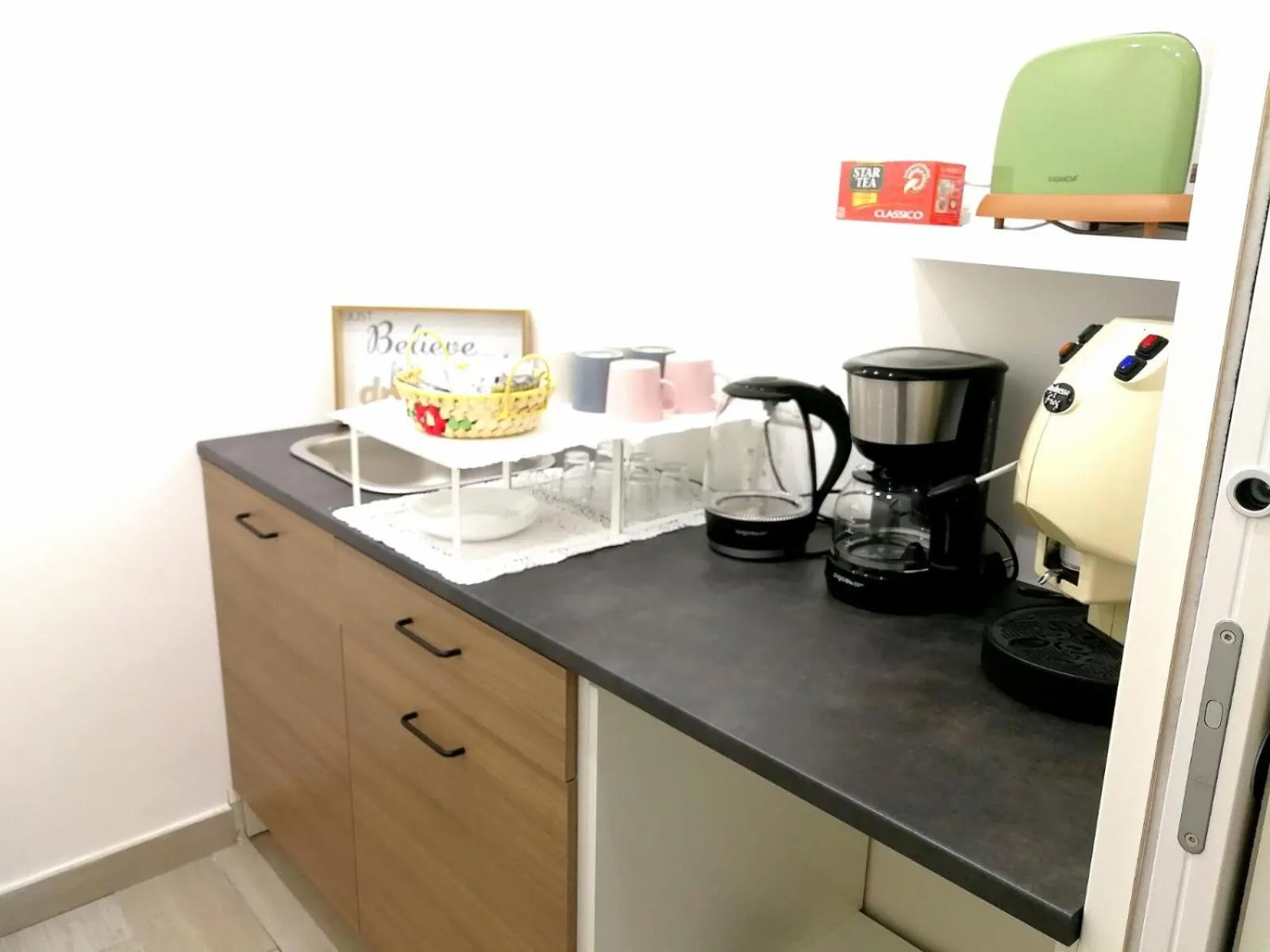 Coffee/tea facilities in Lombardi Luxury Home