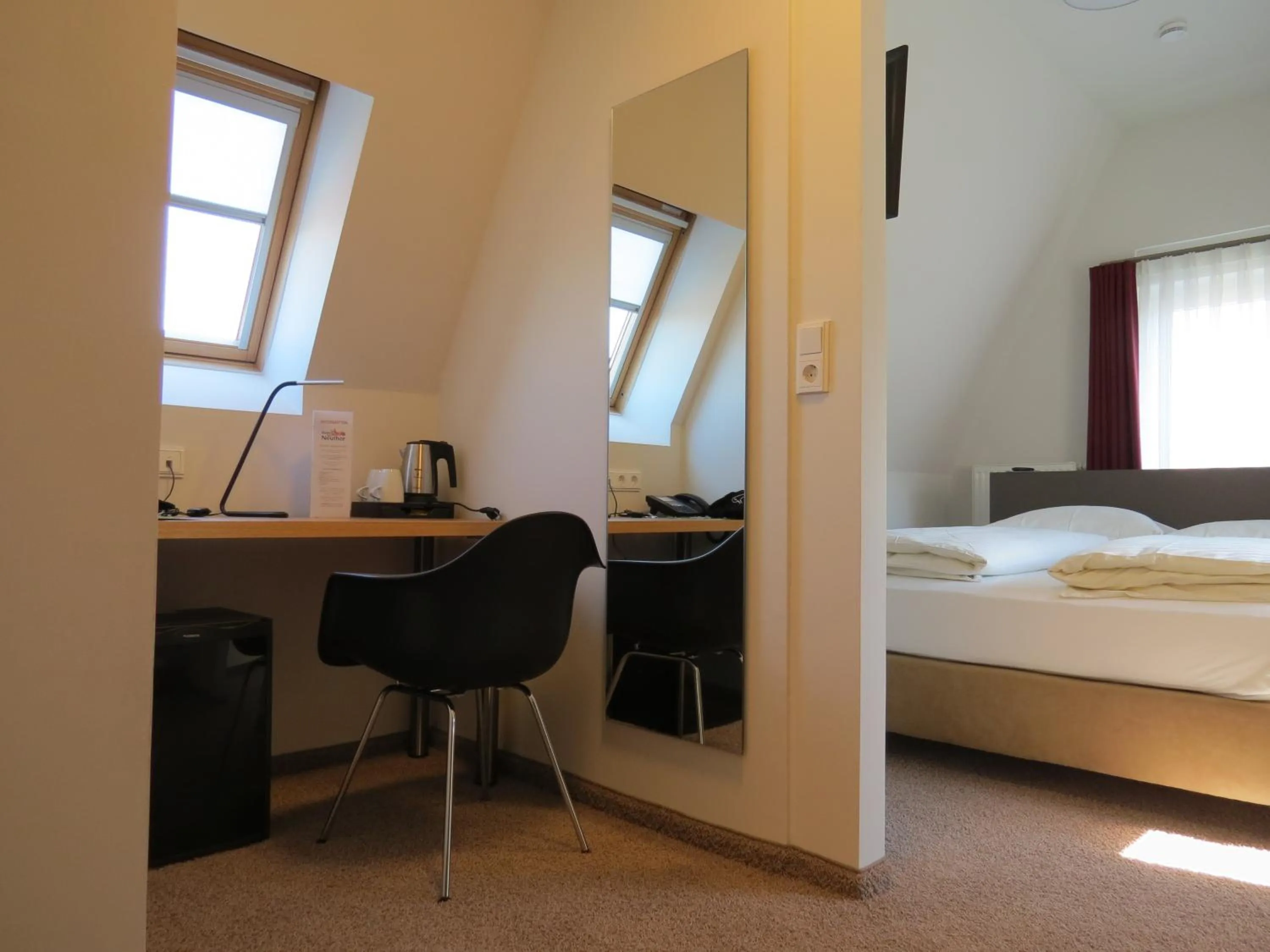 Coffee/tea facilities, Bed in Hotel Neuthor