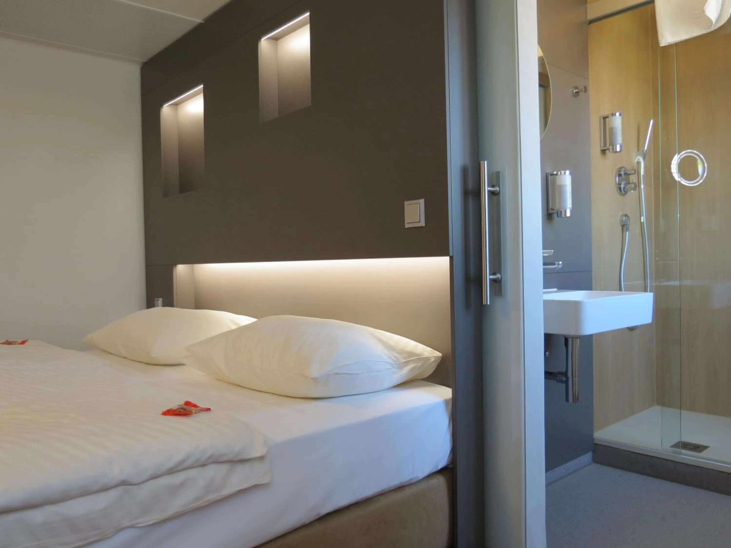 Shower, Bed in Hotel Neuthor