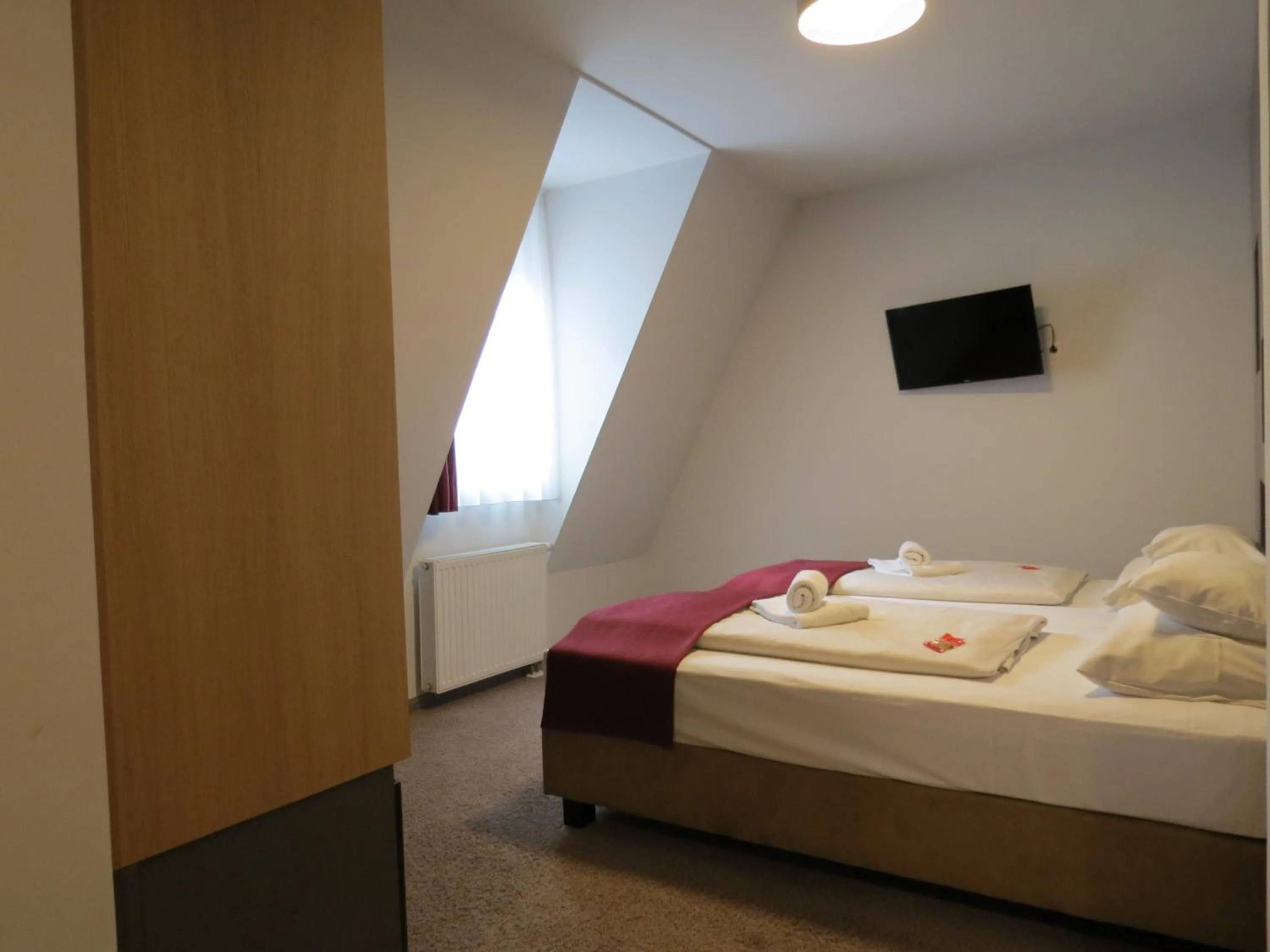 Photo of the whole room, Bed in Hotel Neuthor