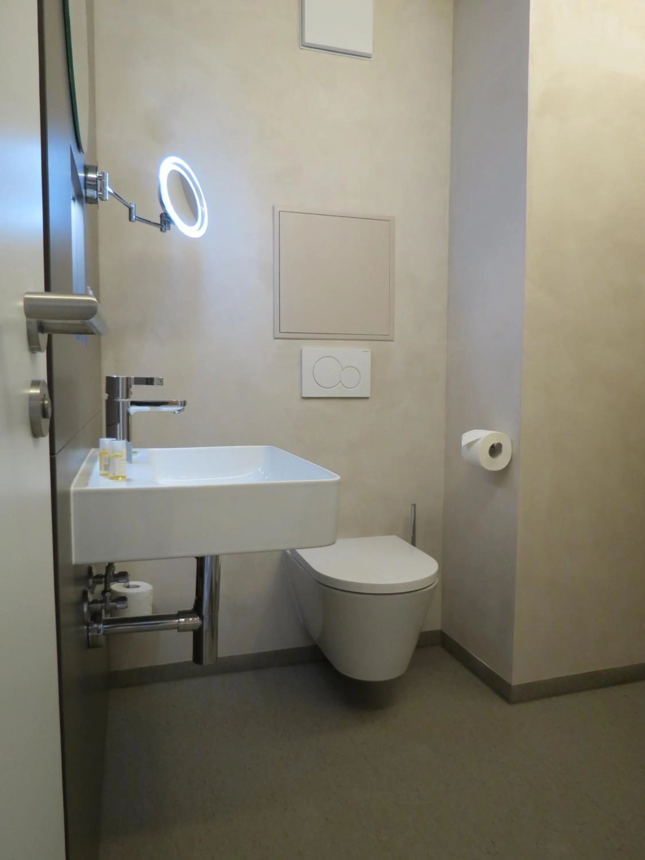 Toilet in Hotel Neuthor