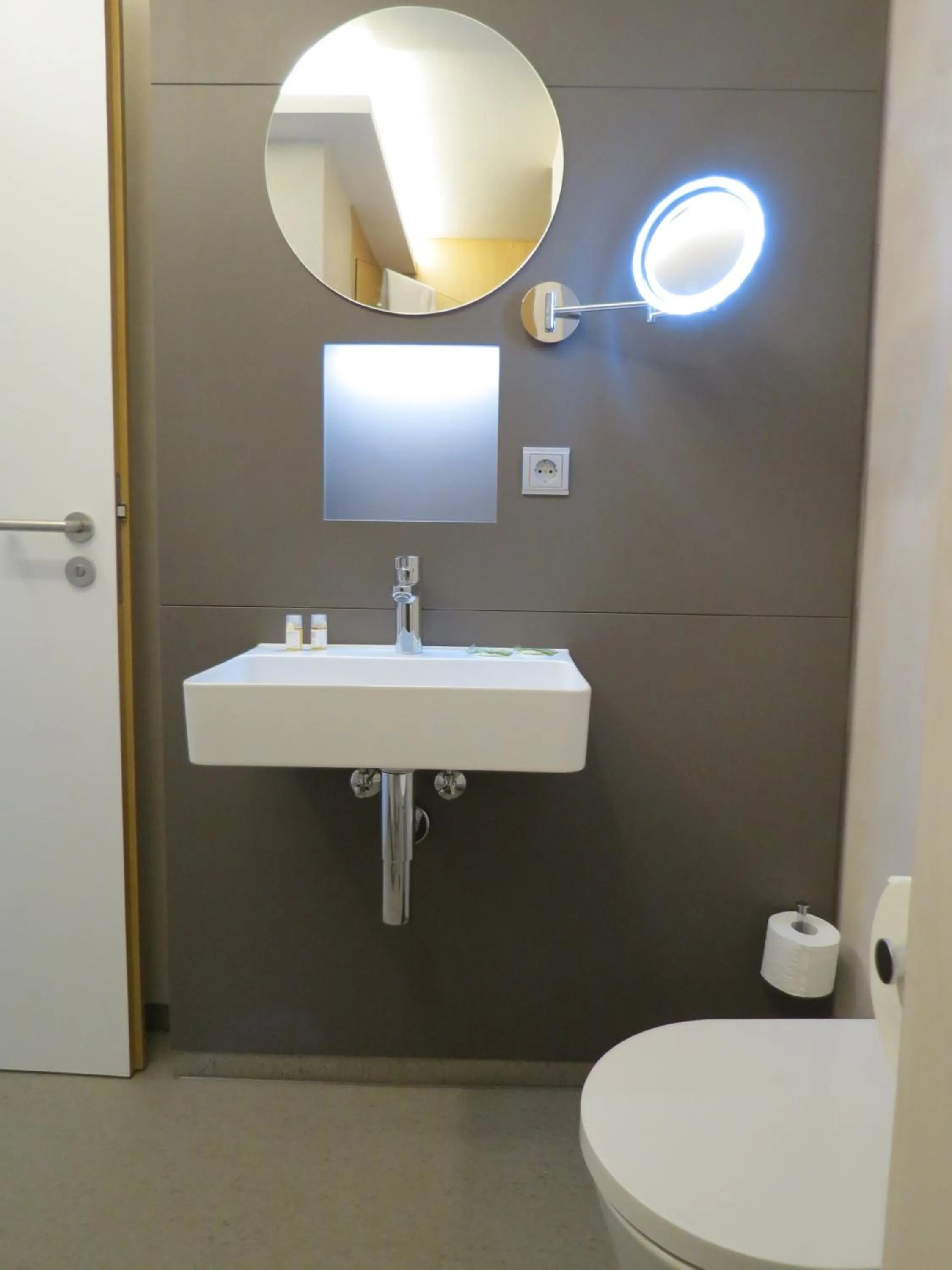 People in Hotel Neuthor