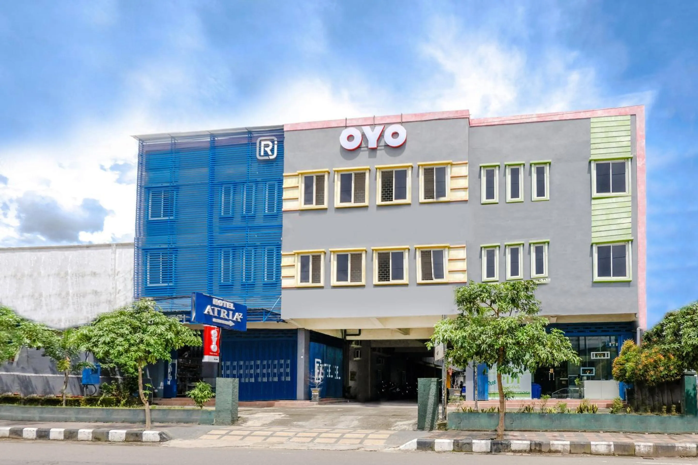 Facade/entrance in OYO Life 2966 Hotel Atriaz