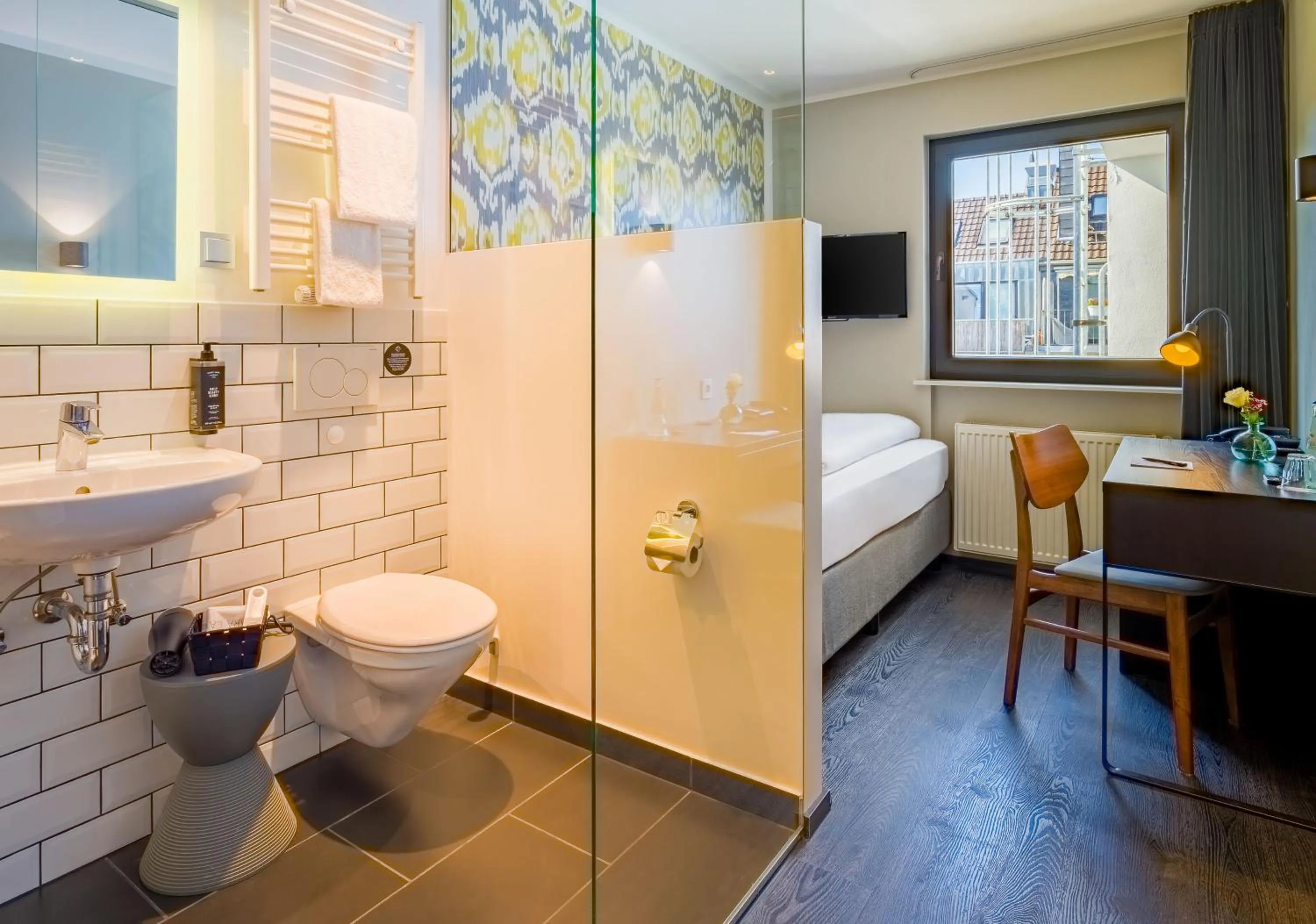 Toilet, Bed in rugs HOTEL Köln