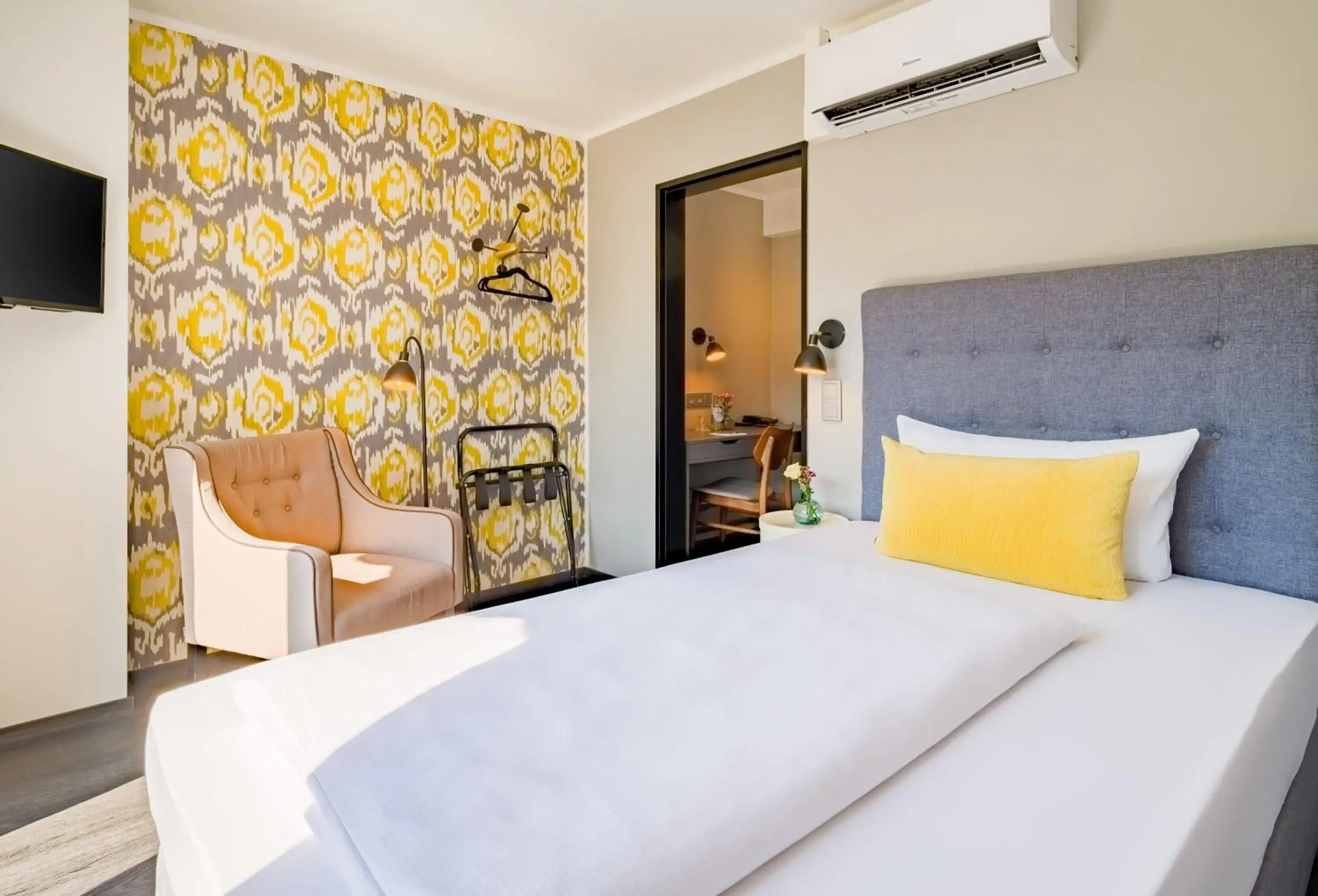 Bedroom, Bed in rugs HOTEL Köln Bedroom, Bed in rugs HOTEL Köln