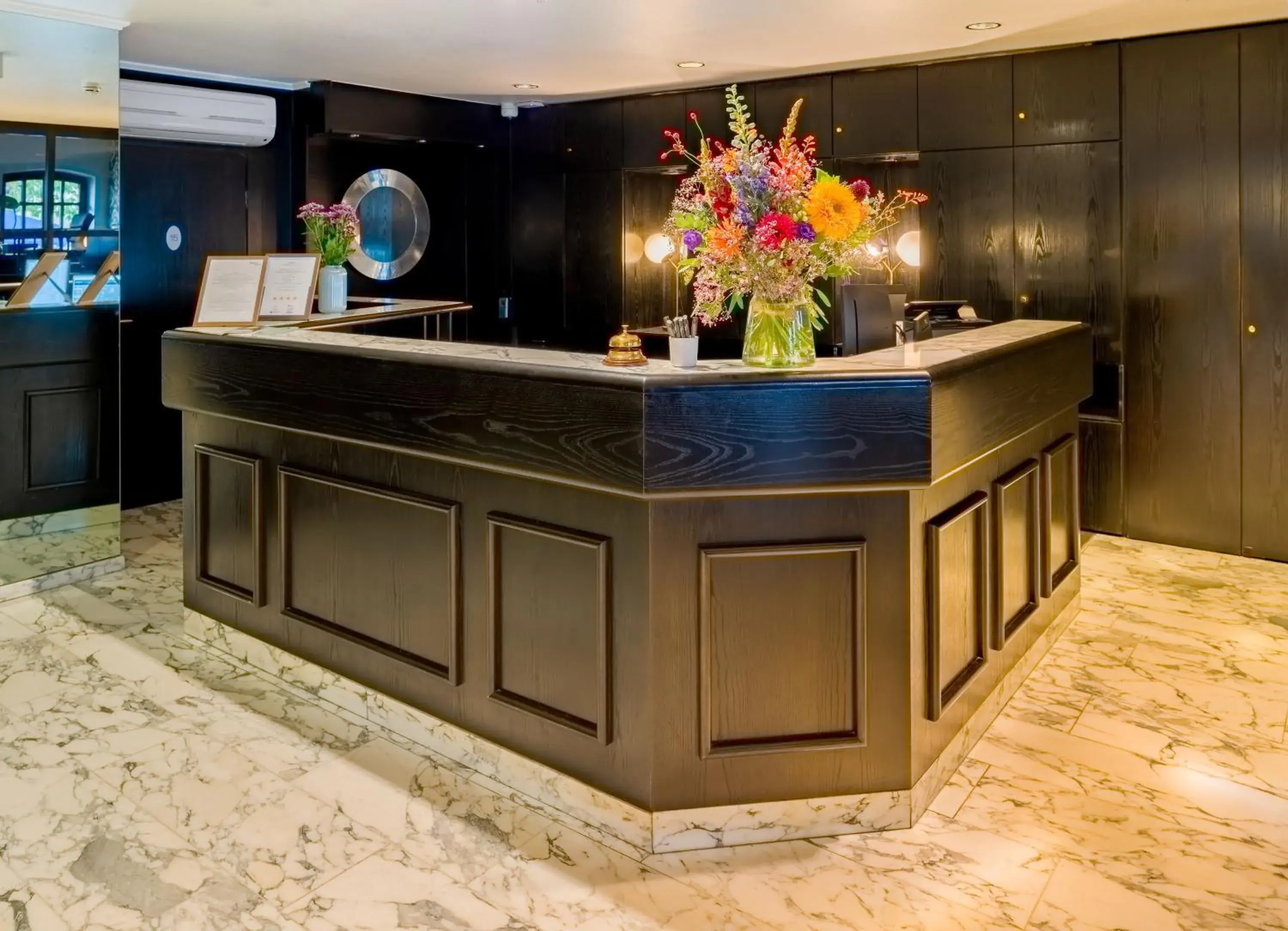 Lobby or reception in rugs HOTEL Köln Lobby or reception in rugs HOTEL Köln