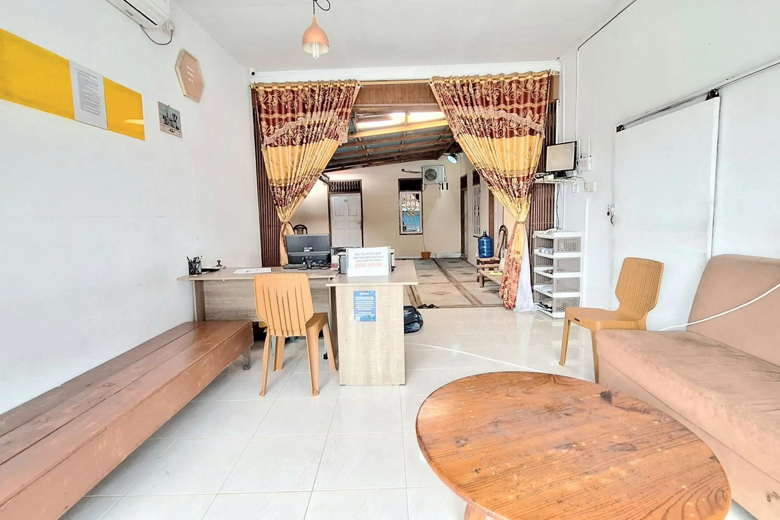 Lobby or reception in Handira Homestay Syariah Padang RedPartner