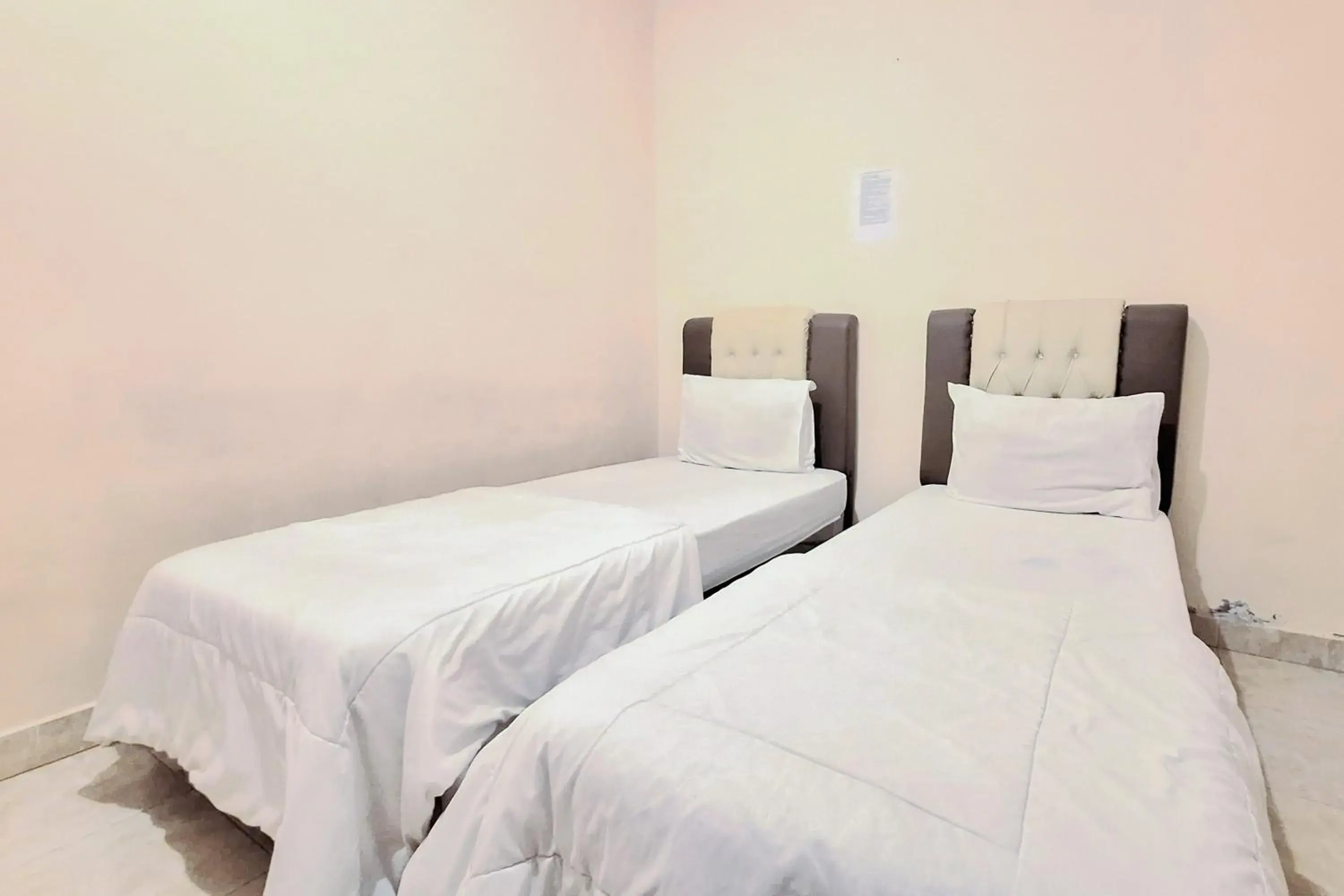 Standard Twin Room in Handira Homestay Syariah Padang RedPartner Standard Twin Room in Handira Homestay Syariah Padang RedPartner