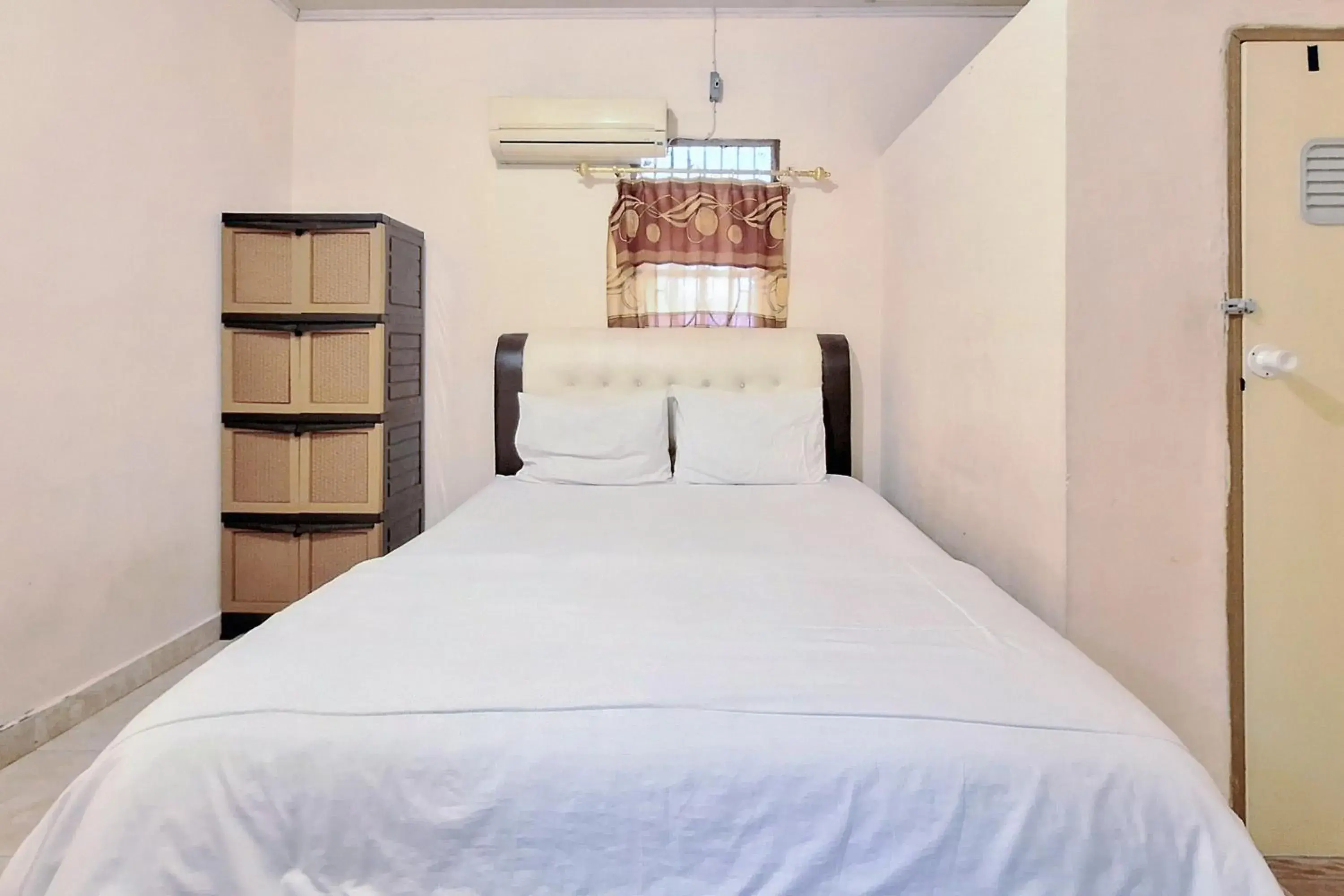 Standard Double Room in Handira Homestay Syariah Padang RedPartner Standard Double Room in Handira Homestay Syariah Padang RedPartner