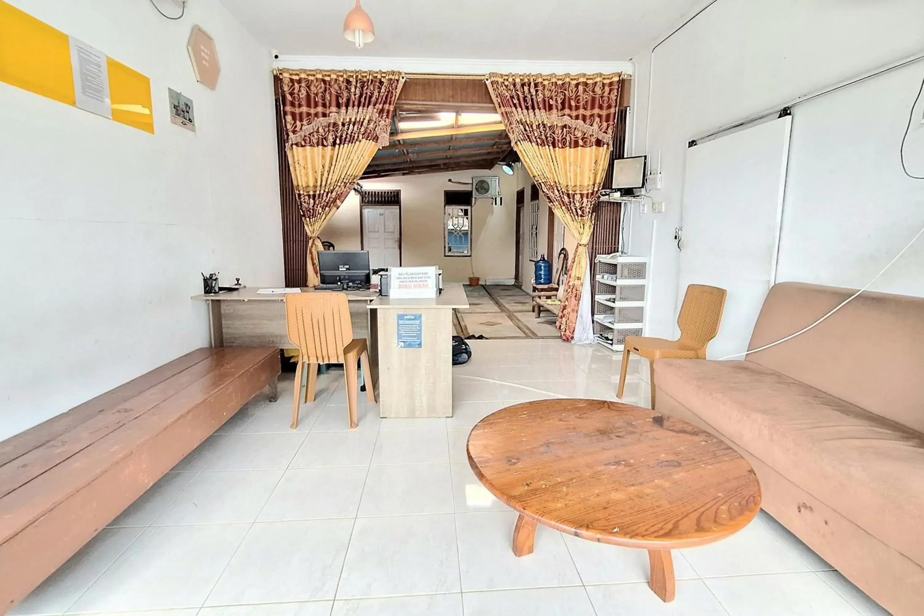 Lobby or reception in Handira Homestay Syariah Padang RedPartner Lobby or reception in Handira Homestay Syariah Padang RedPartner