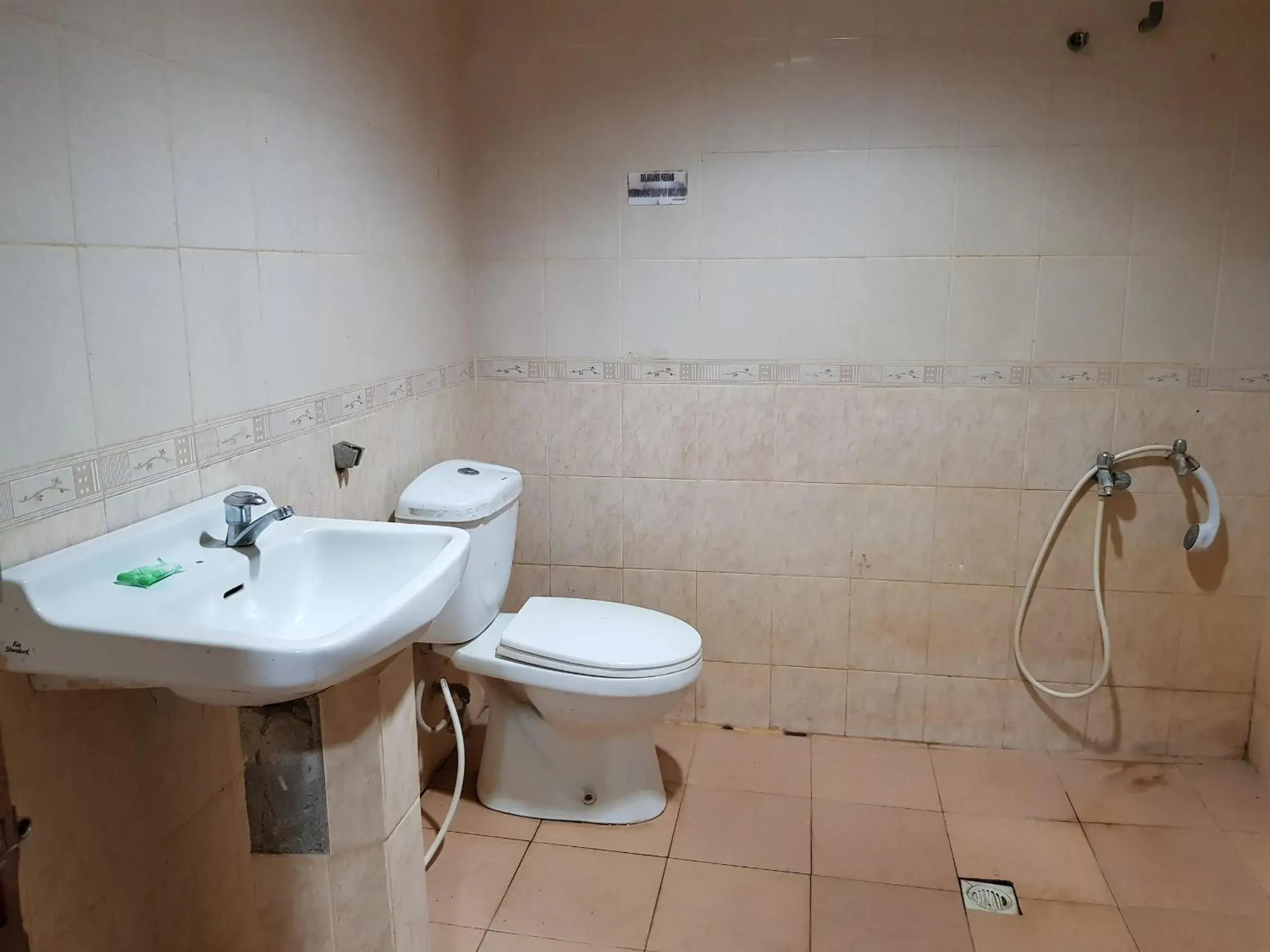 Bathroom in Hotel O Istana Bathroom in Hotel O Istana