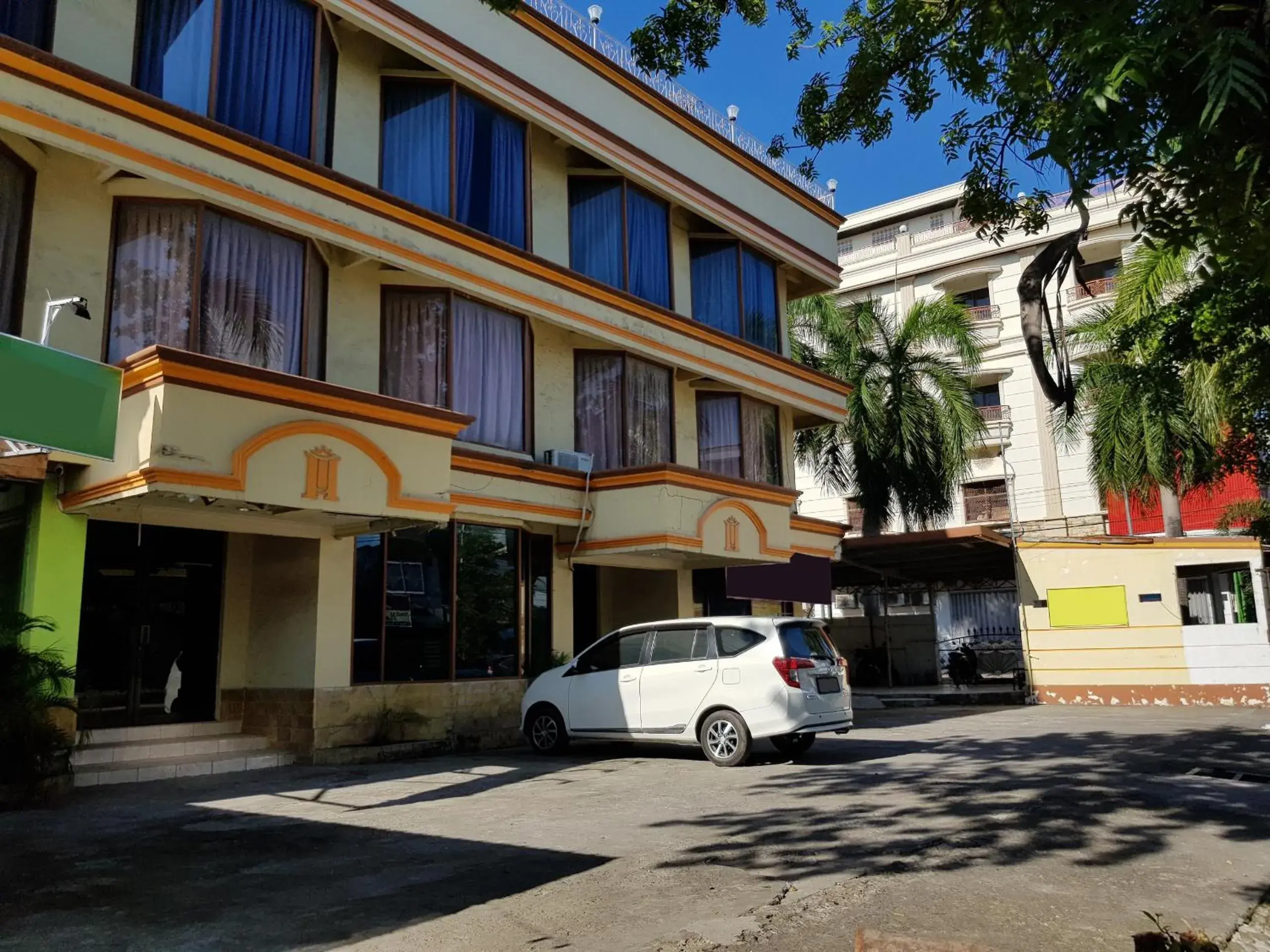 Facade/entrance in Hotel O Istana Facade/entrance in Hotel O Istana