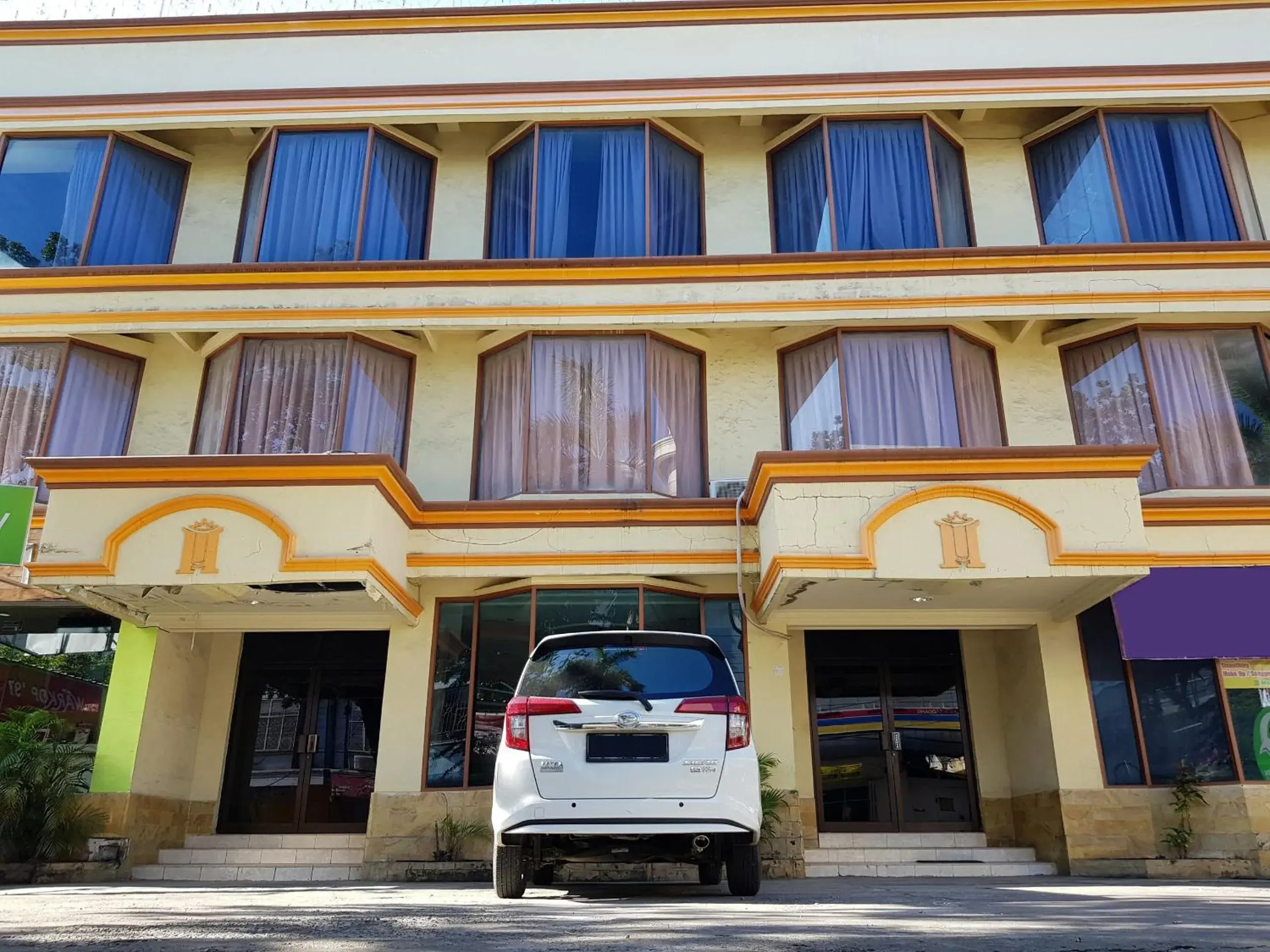 Facade/entrance in Hotel O Istana Facade/entrance in Hotel O Istana