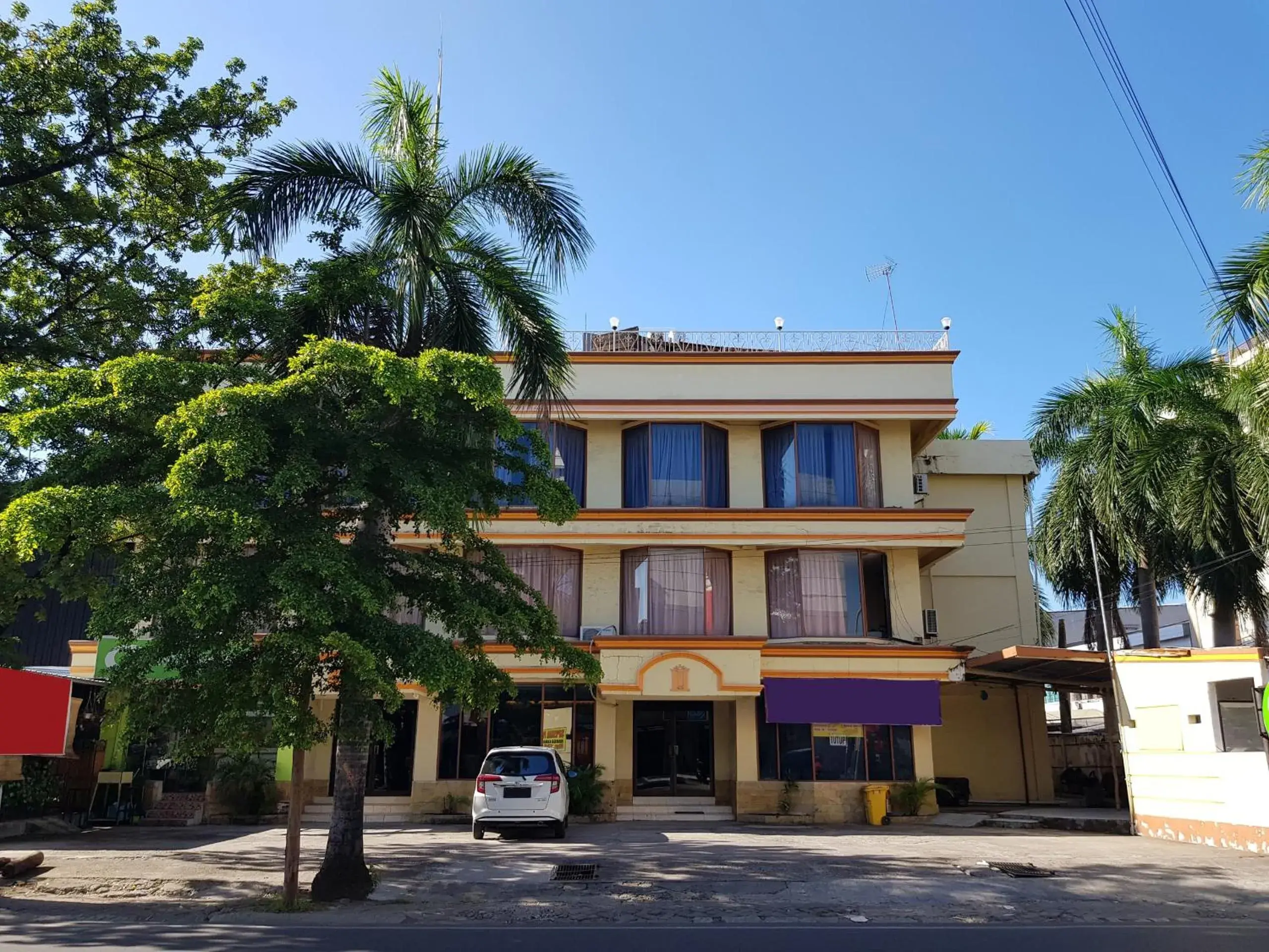 Facade/entrance in Hotel O Istana Facade/entrance in Hotel O Istana