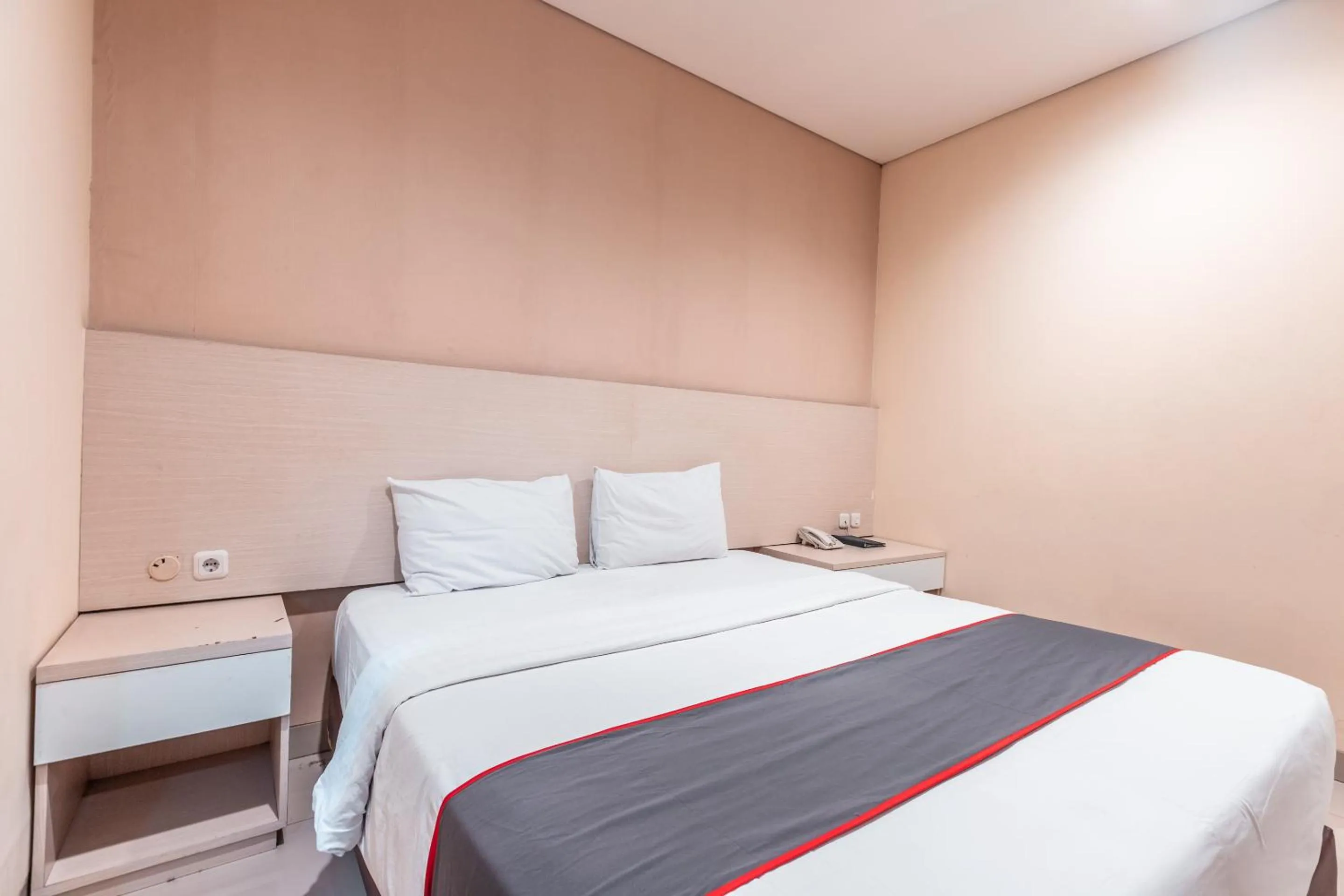 Photo of the whole room, Bed in Collection O Hotel Igloo