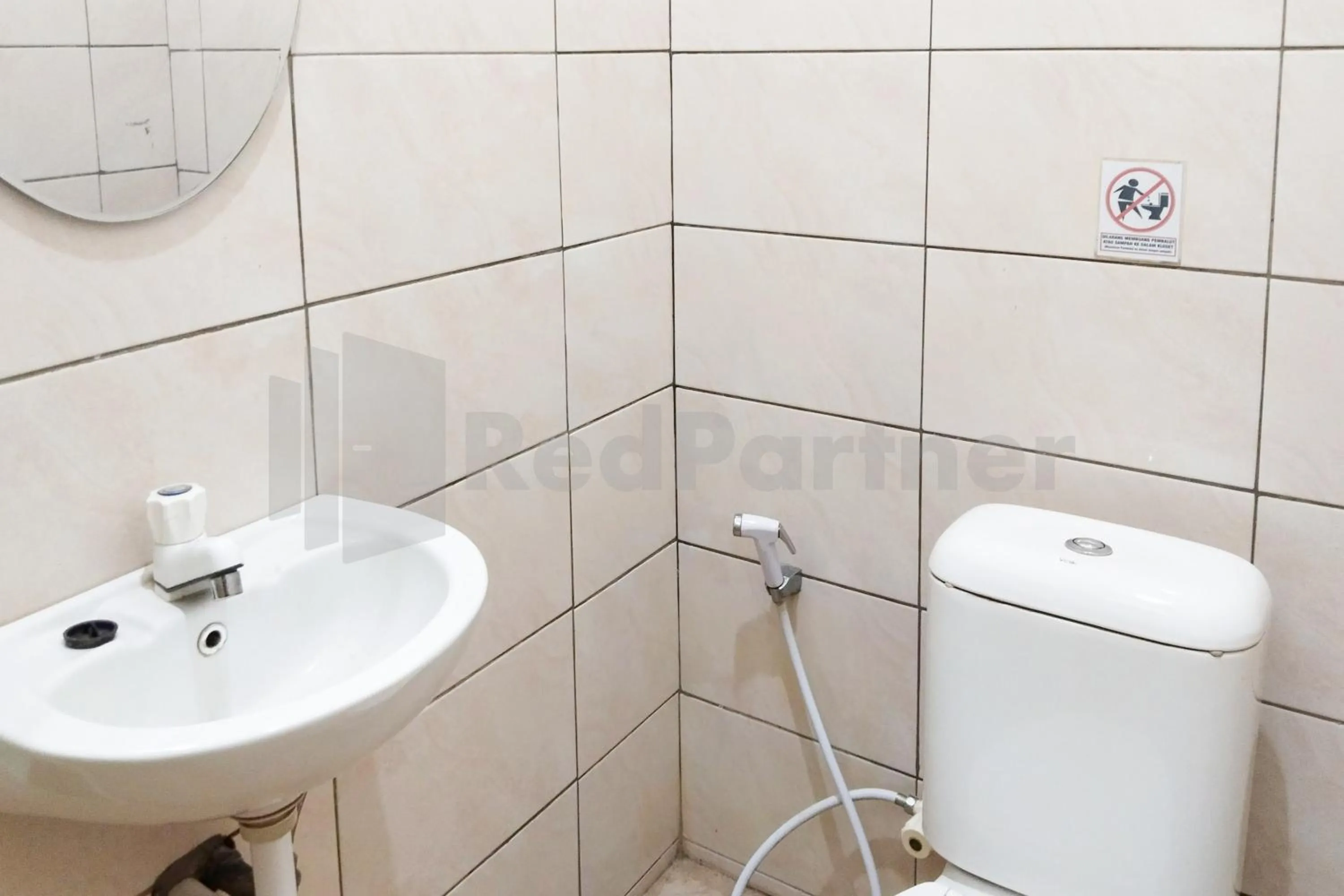 Bathroom in House Of Mahira Syariah Mitra RedDoorz