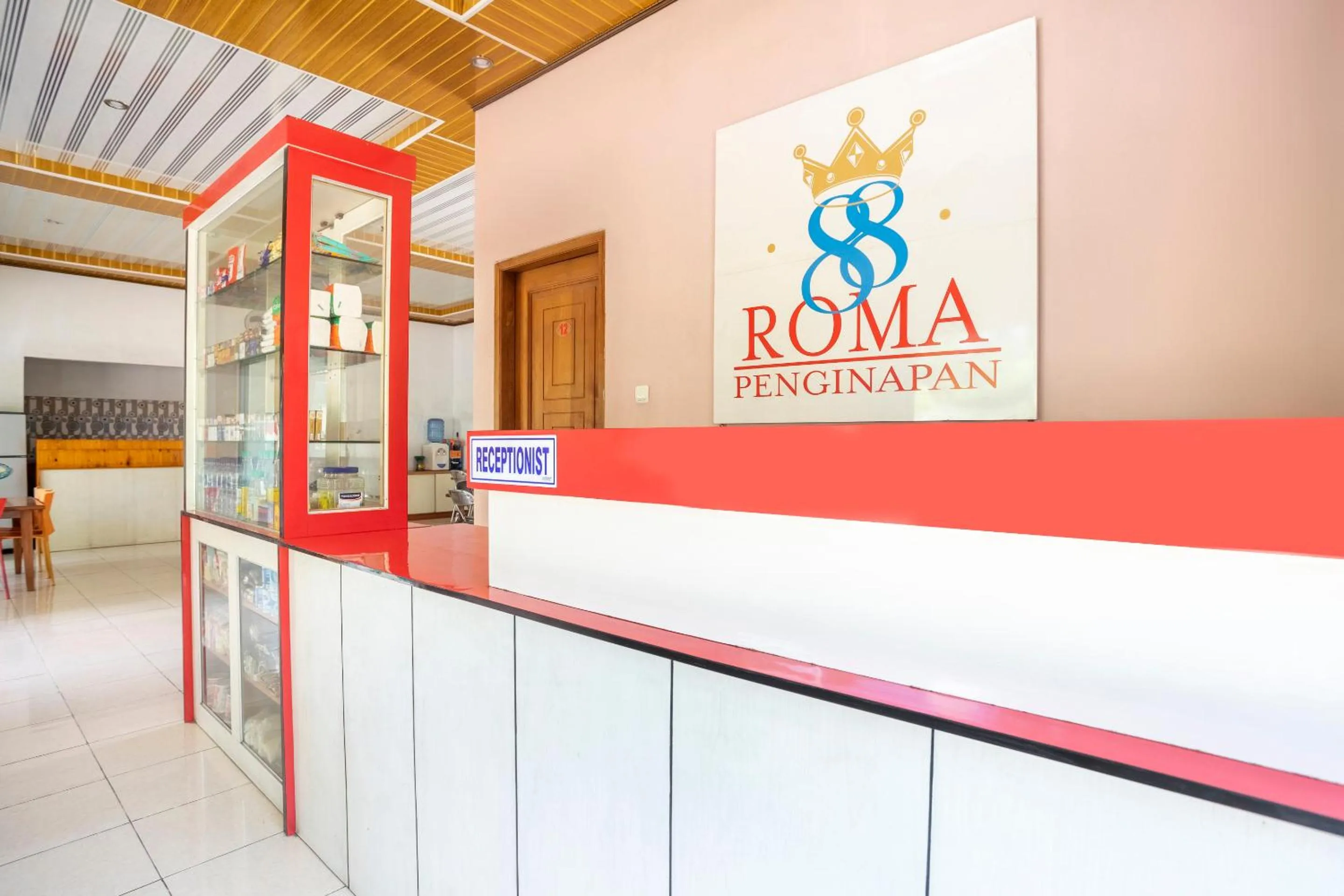 Lobby or reception in SPOT ON 2974 Penginapan Roma 88